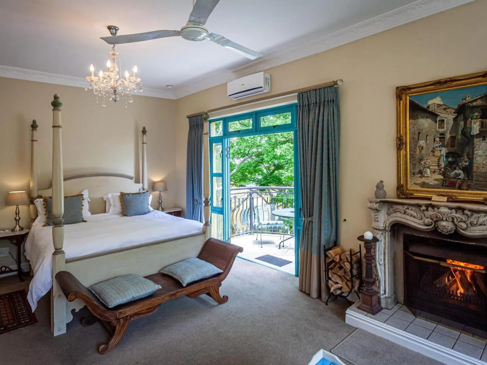 Photo of the whole room, Bed in Franschhoek Country House & Villas