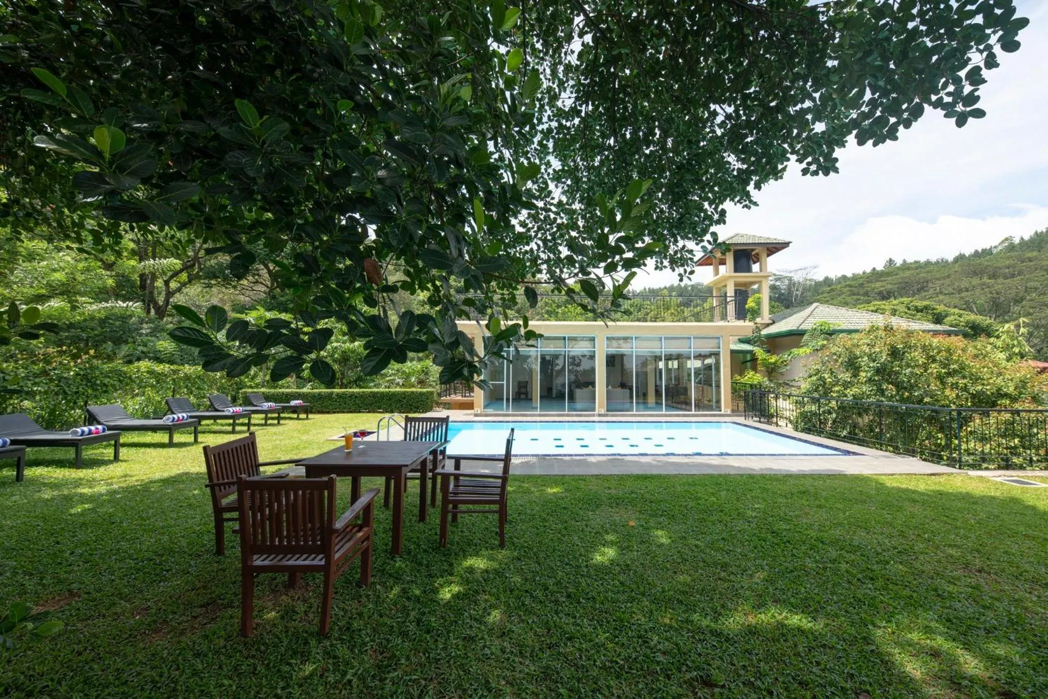 Garden in Melheim Kandy Villas