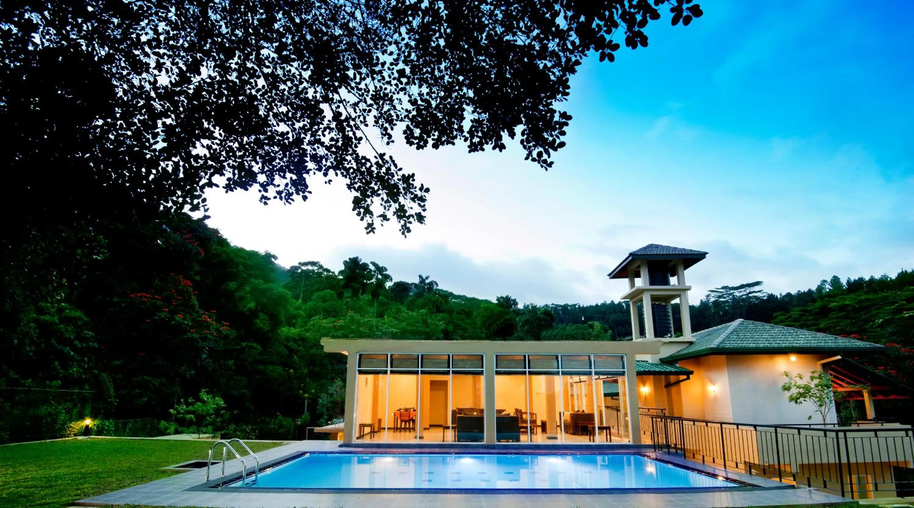 Swimming pool in Melheim Kandy Villas