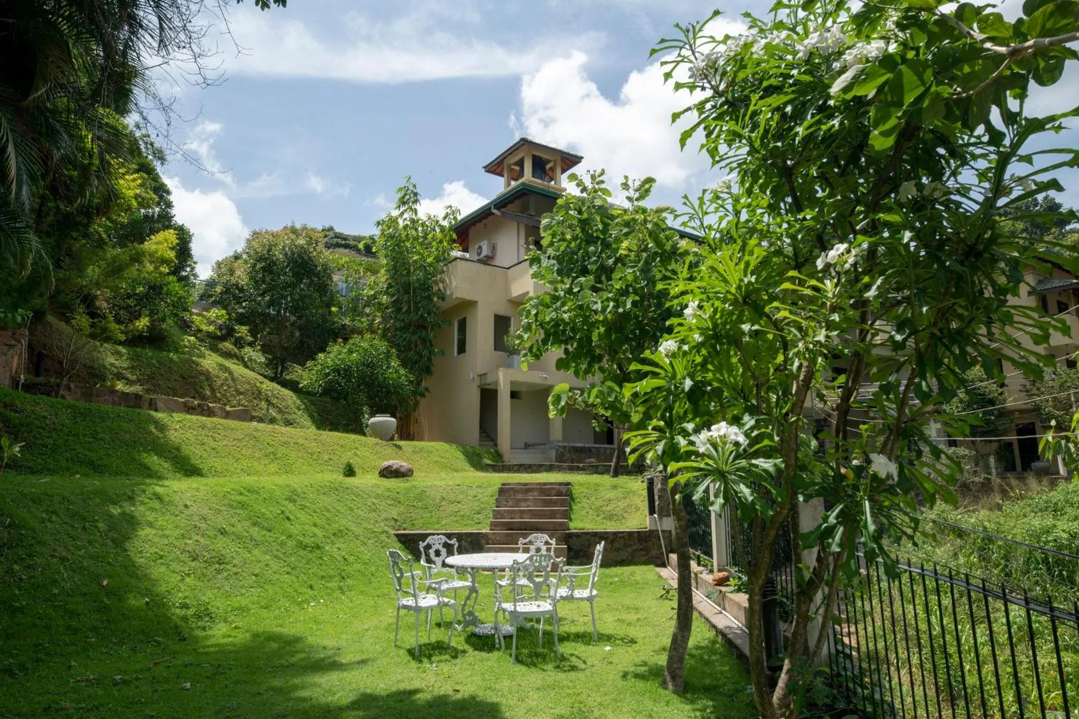 Garden in Melheim Kandy Villas