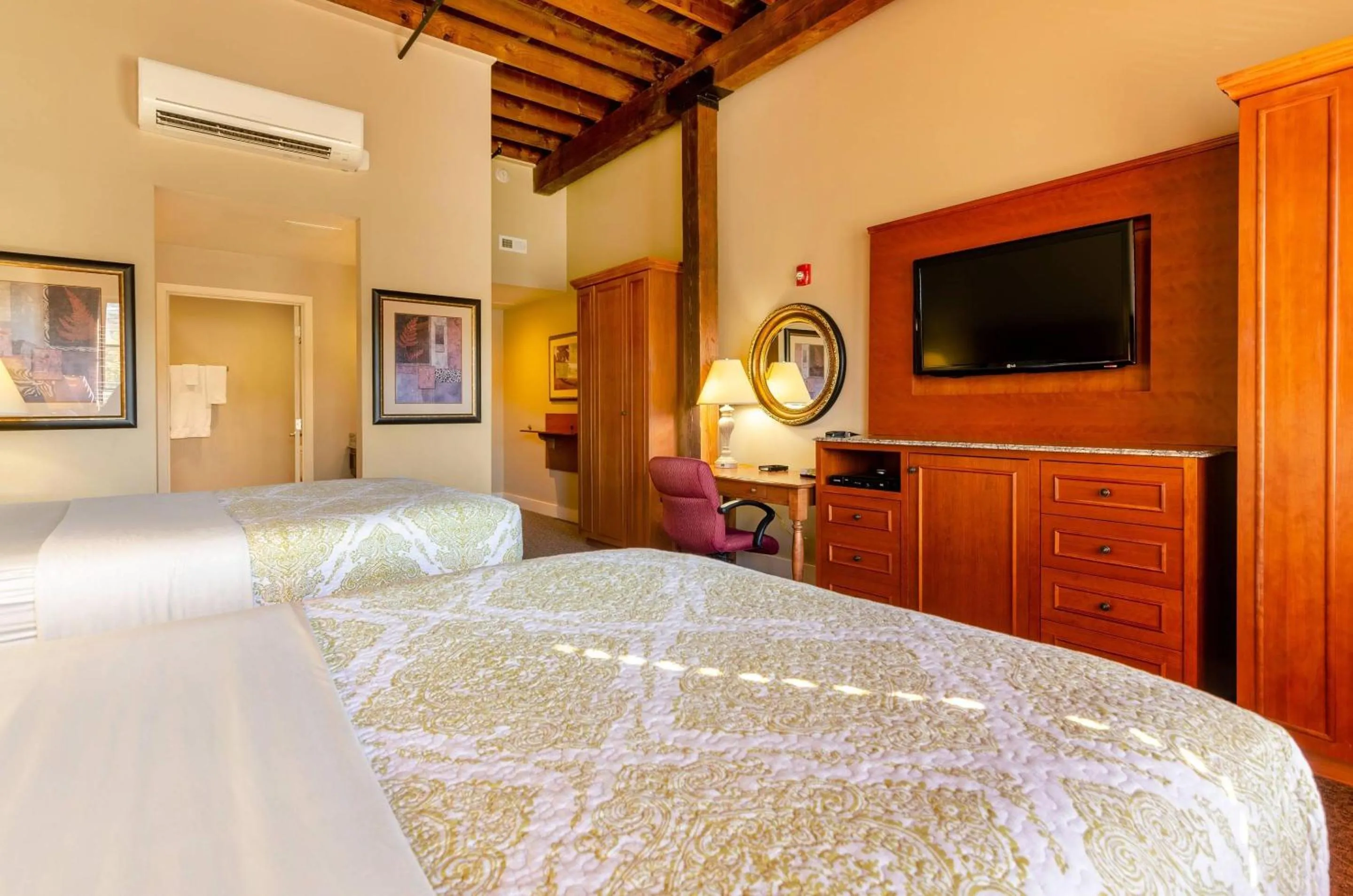 Bedroom, Bed in Jackson Park Inn, an Ascend Collection Hotel