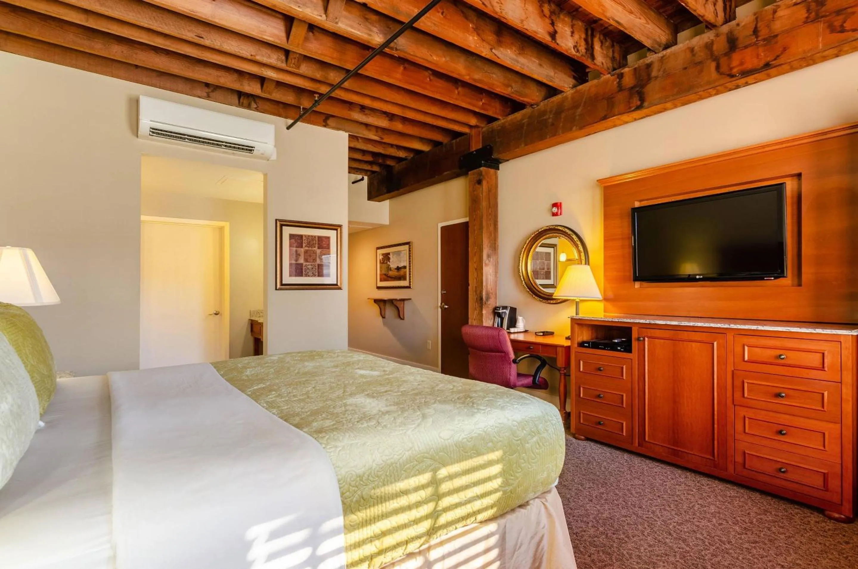 Bedroom, Bed in Jackson Park Inn, an Ascend Collection Hotel