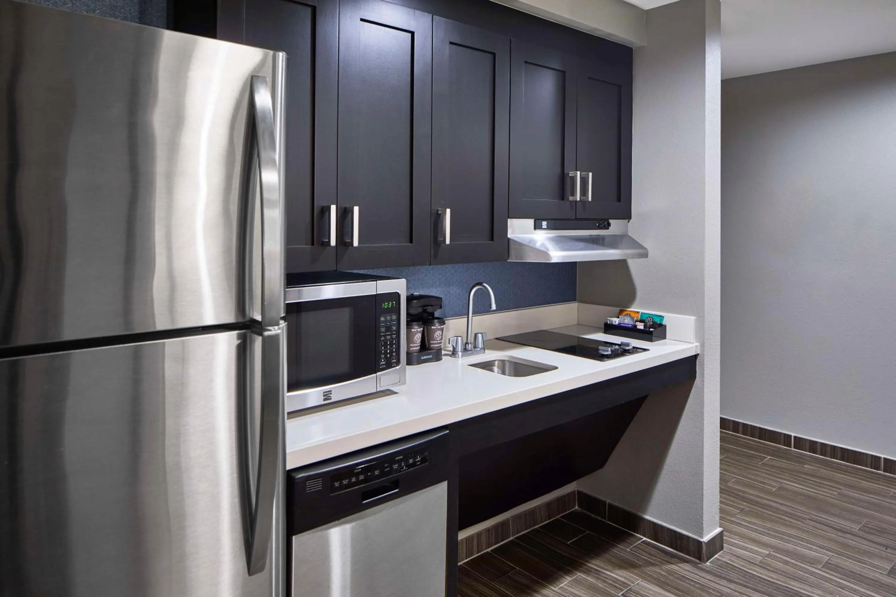 Kitchen or kitchenette in Homewood Suites Savannah Historic District/Riverfront
