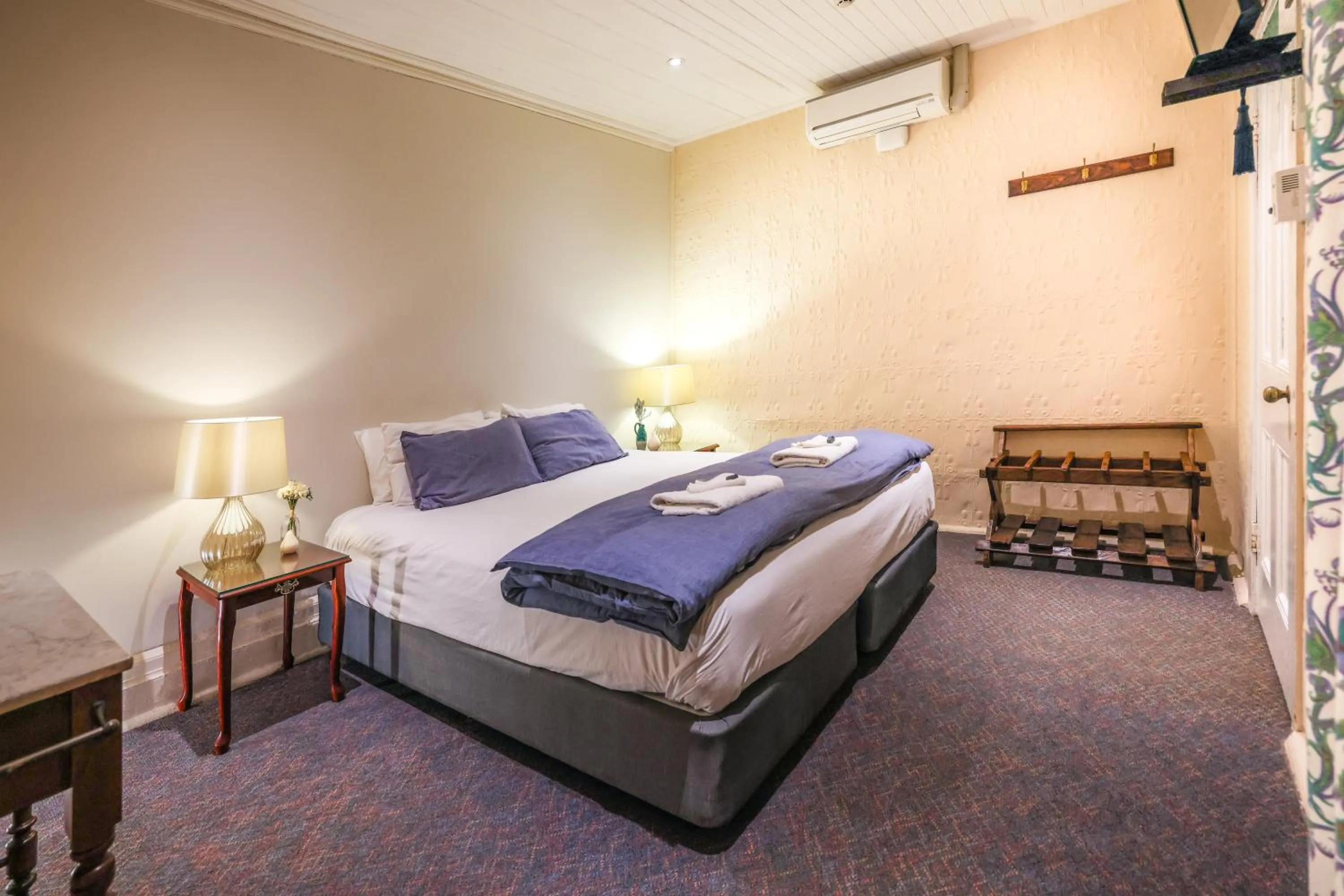 Photo of the whole room, Bed in Peel Inn Hotel Nundle