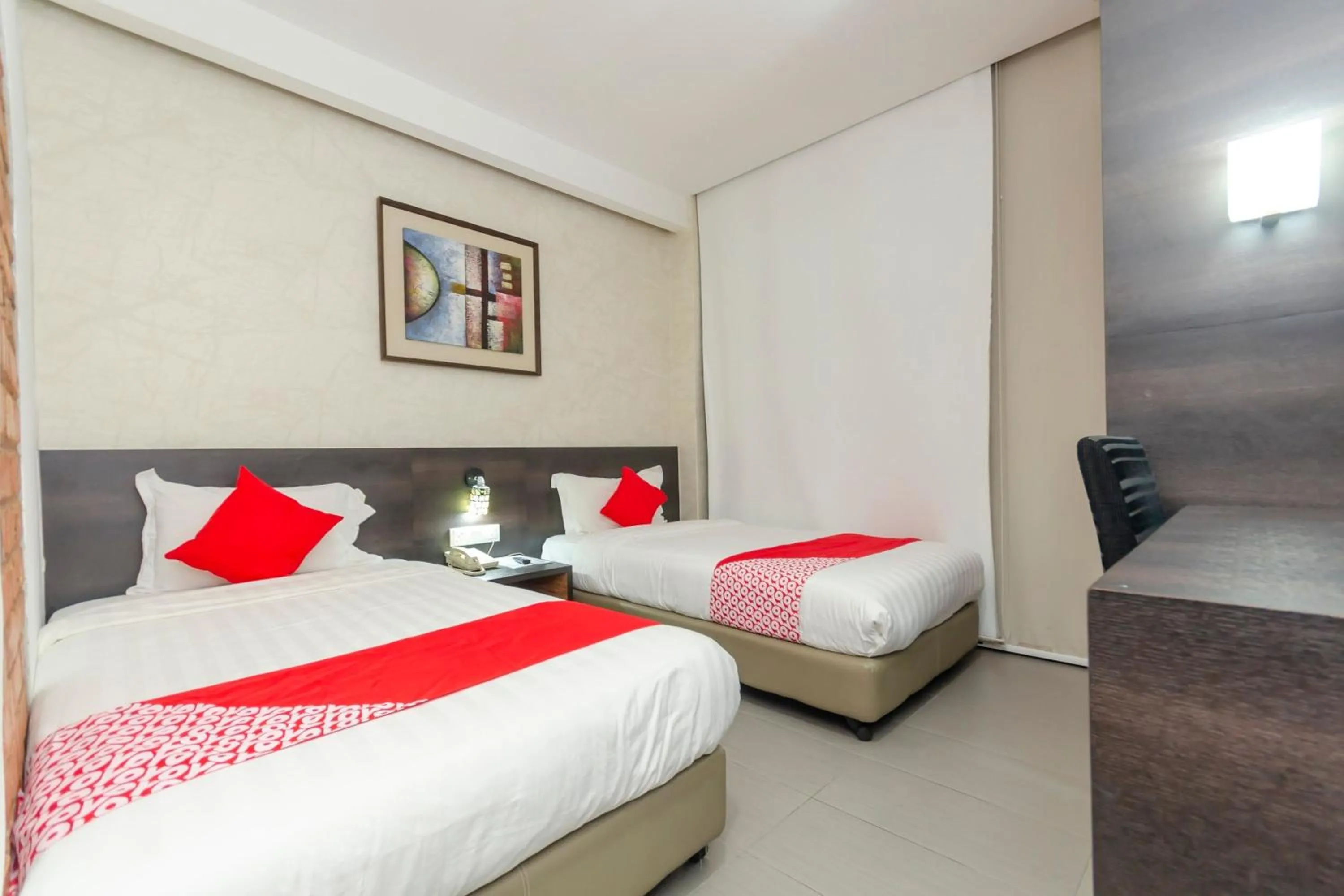 Deluxe Twin Room in Capital O 91277 Nur Villa Hotel