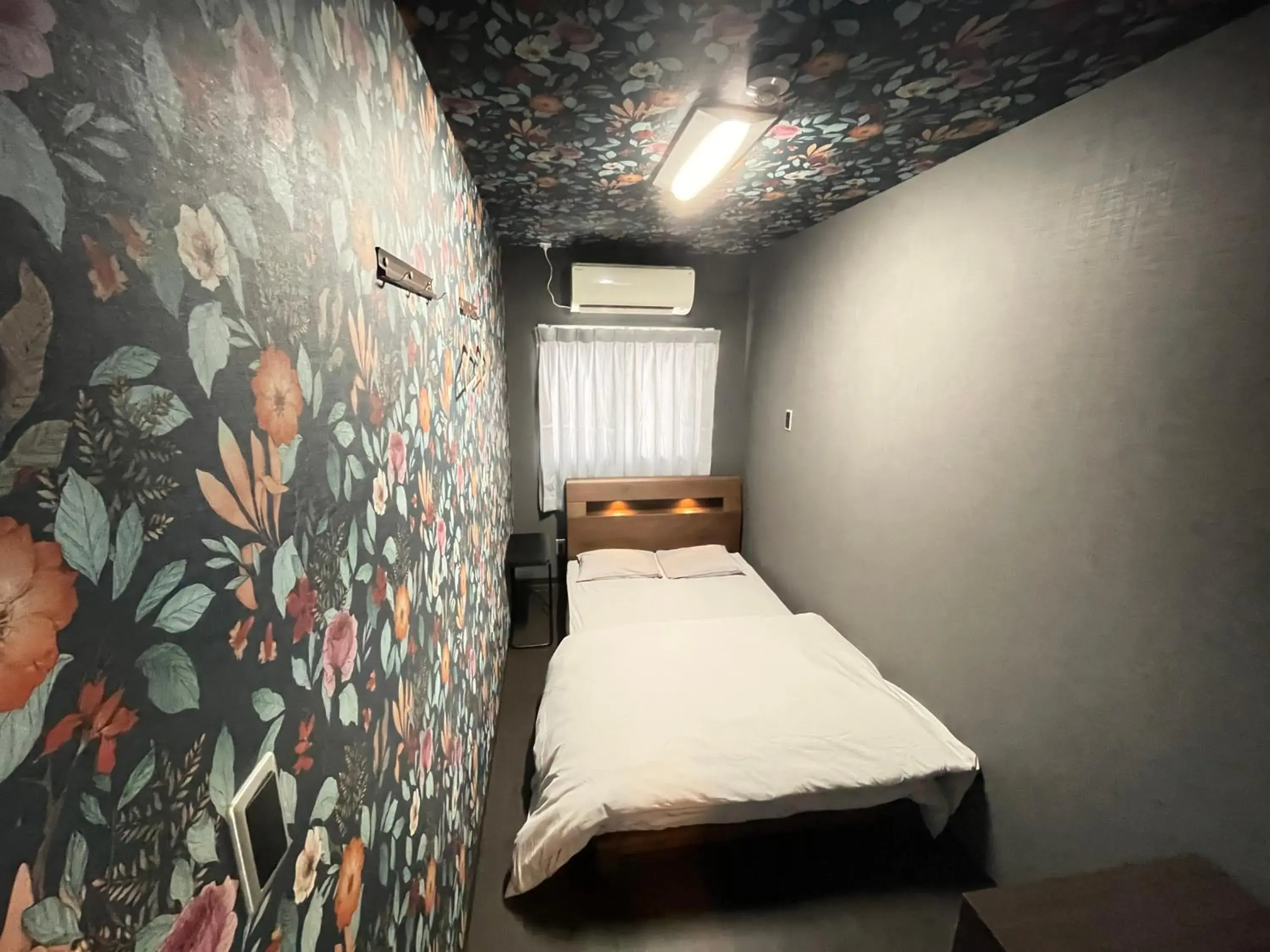 Double Room with Shared Toilet in Hotel Sunplaza Double Room with Shared Toilet in Hotel Sunplaza