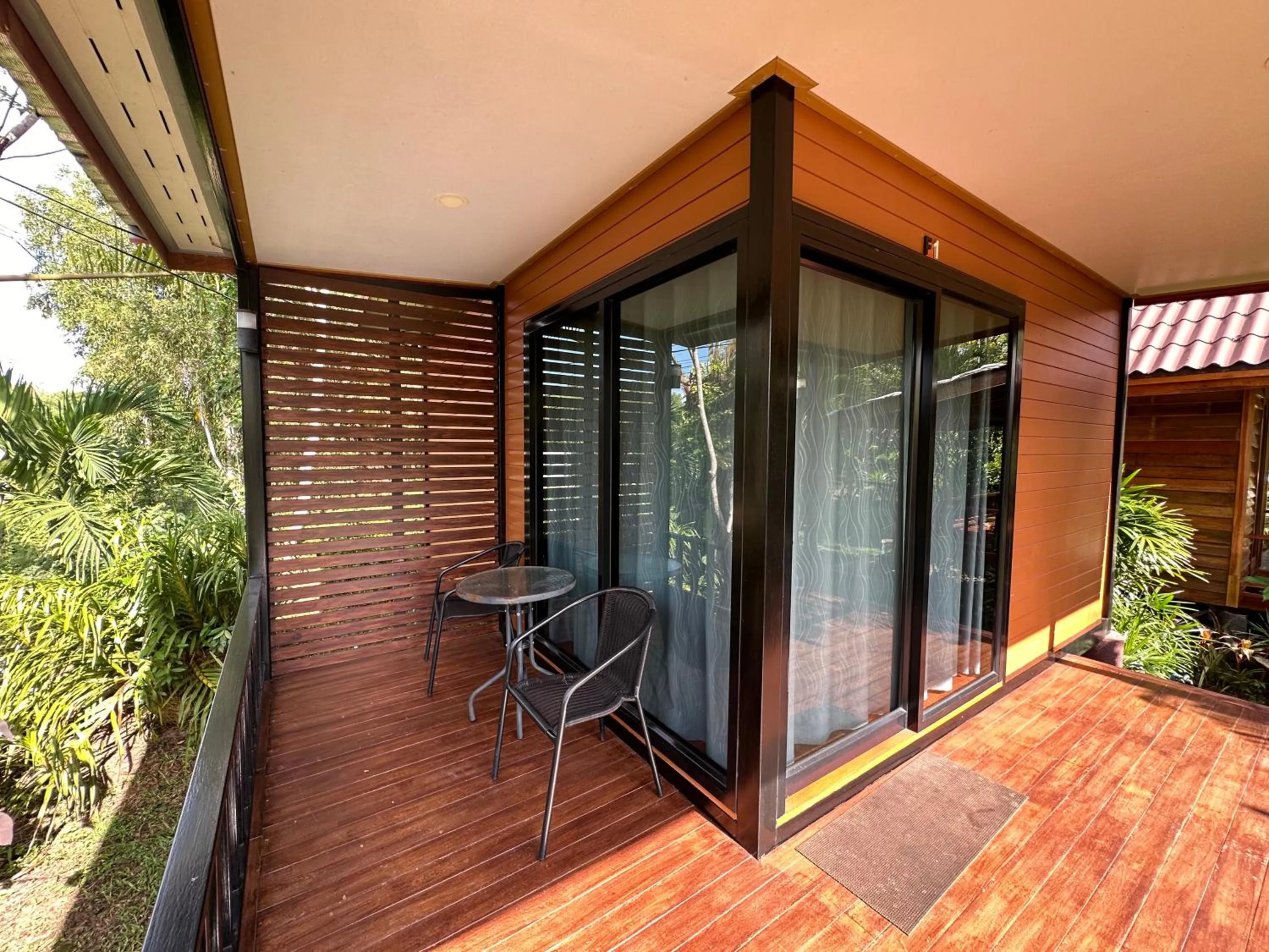 Koh Jum Bungalow & Hostel