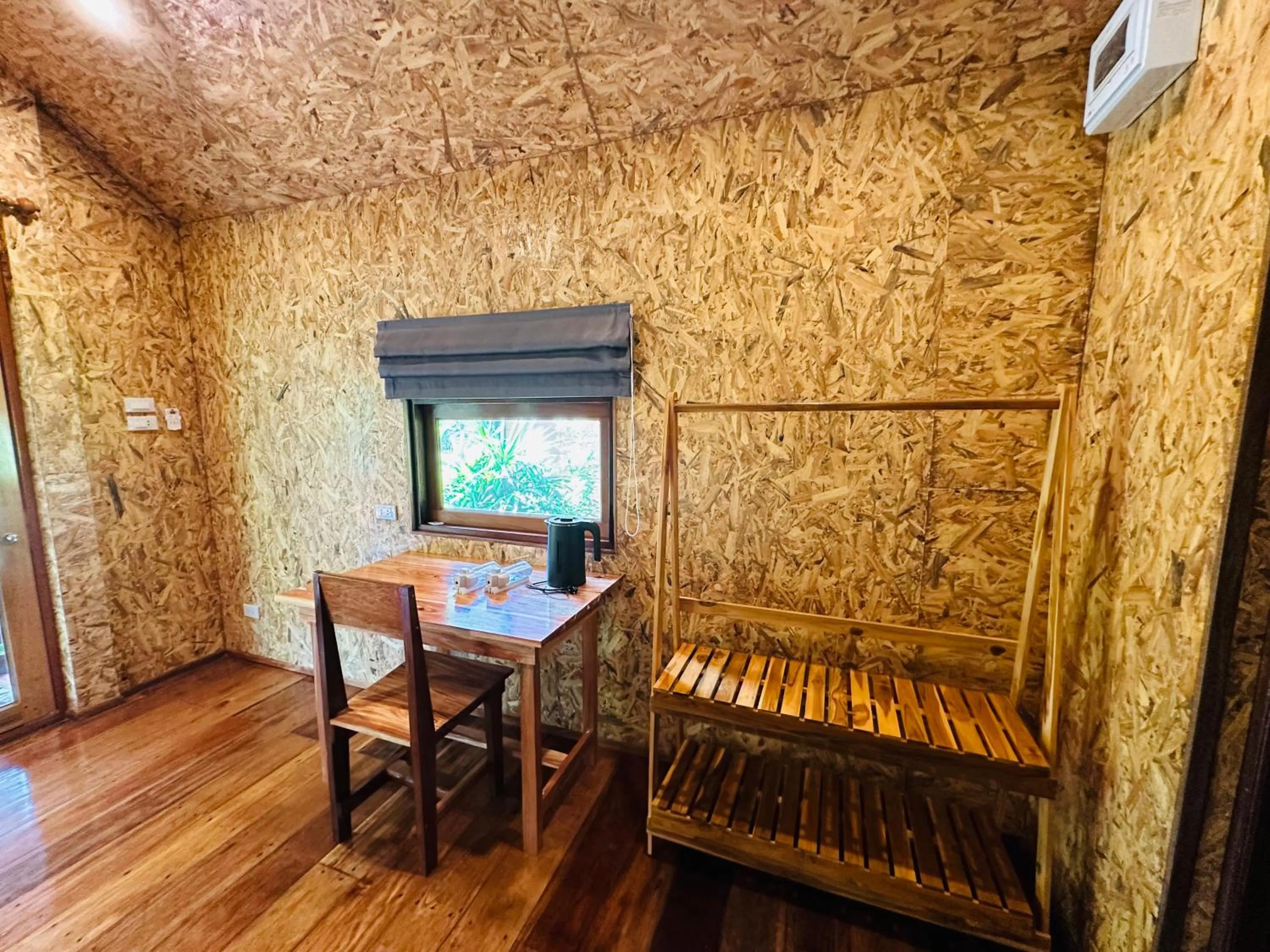 Koh Jum Bungalow & Hostel
