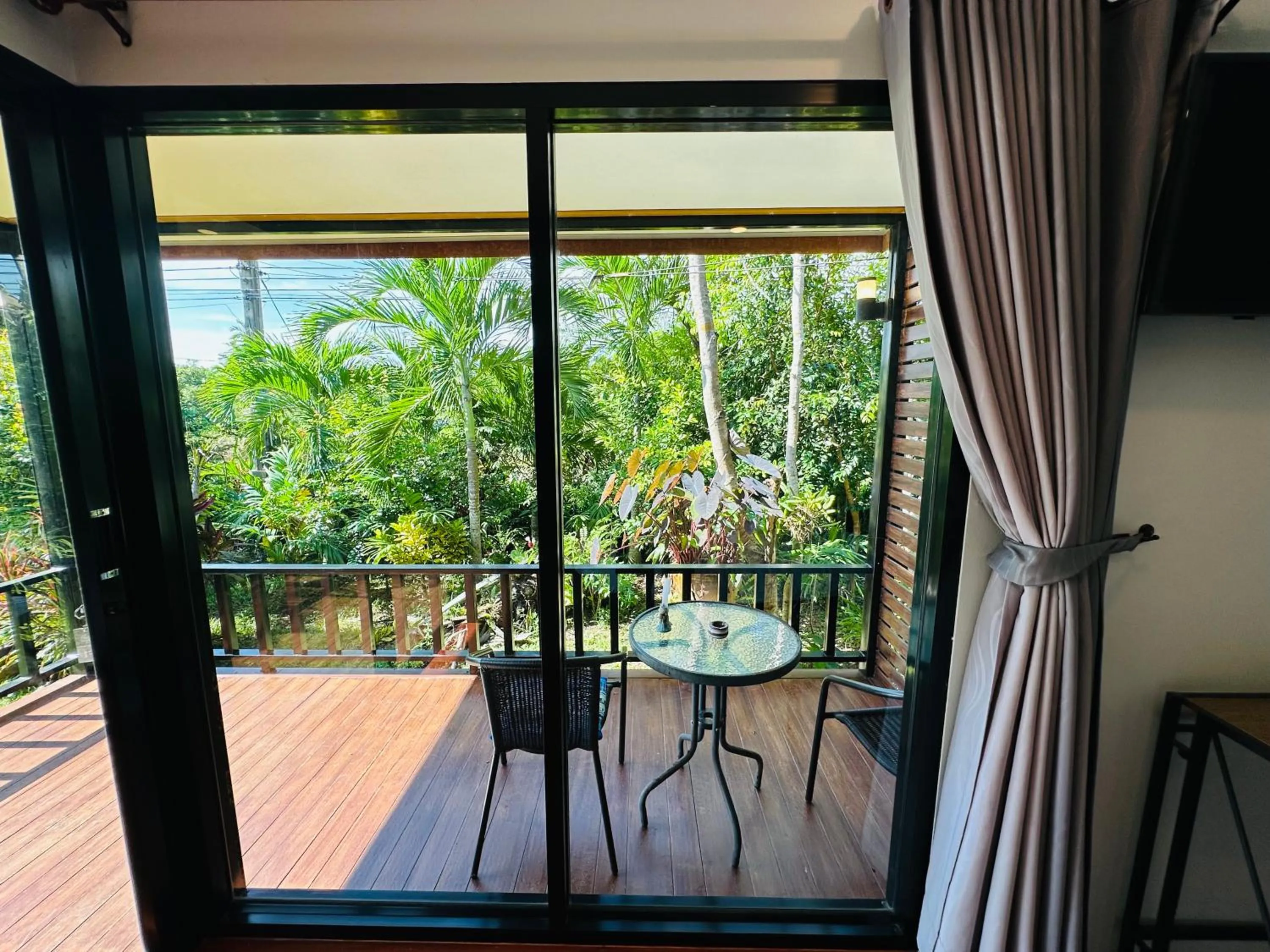 Balcony/Terrace in Koh Jum Bungalow & Hostel