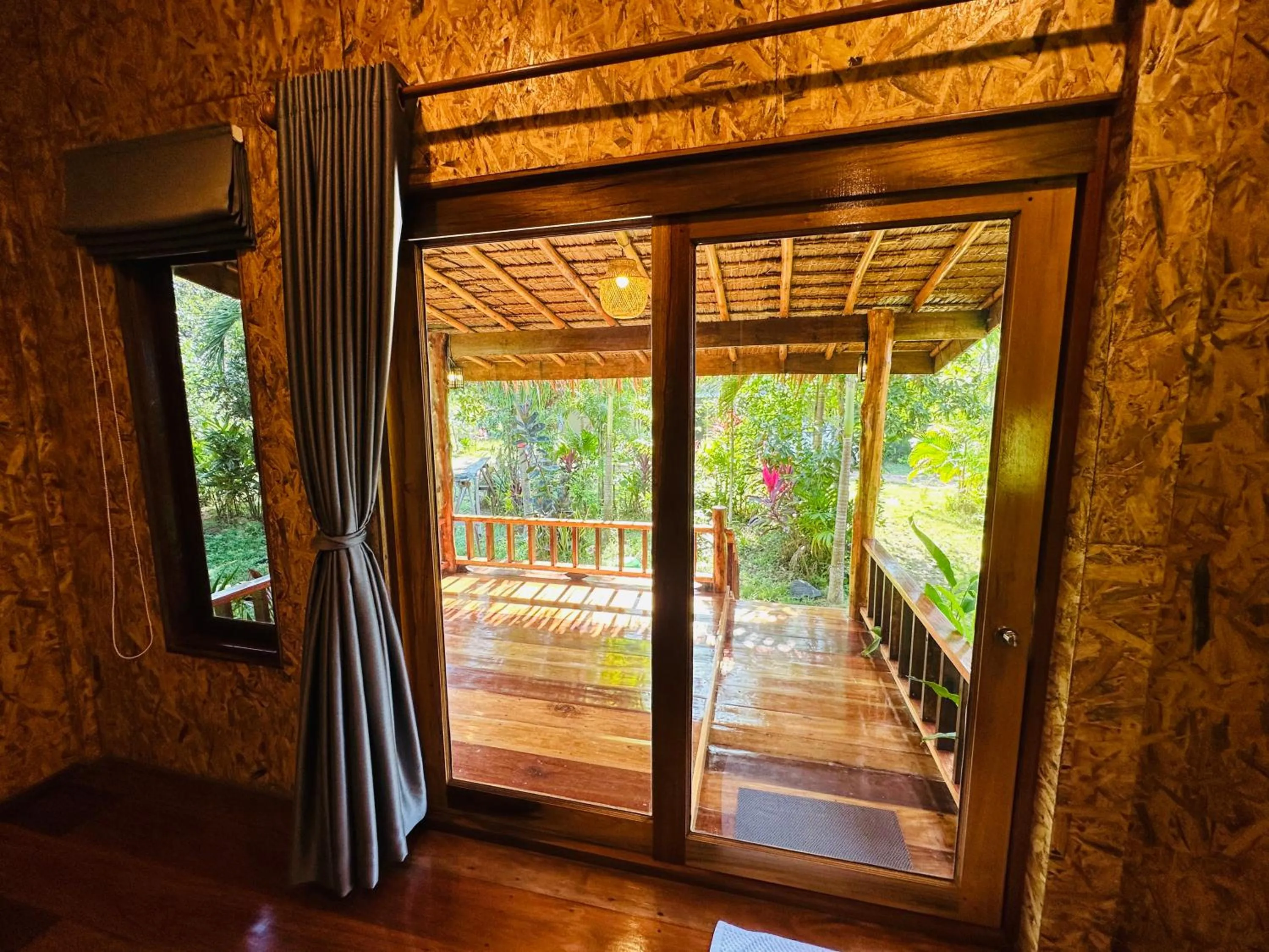 Koh Jum Bungalow & Hostel