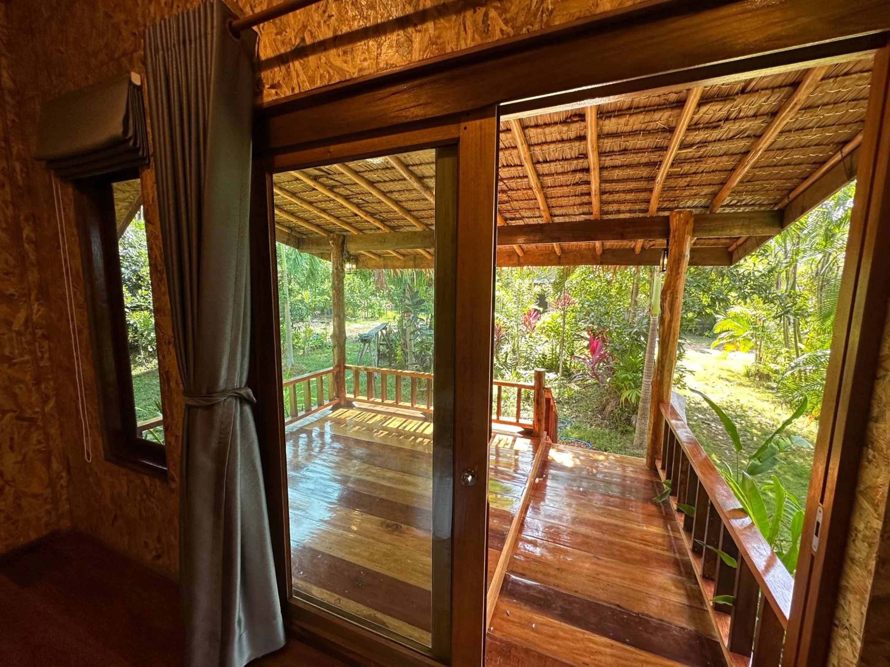 Koh Jum Bungalow & Hostel