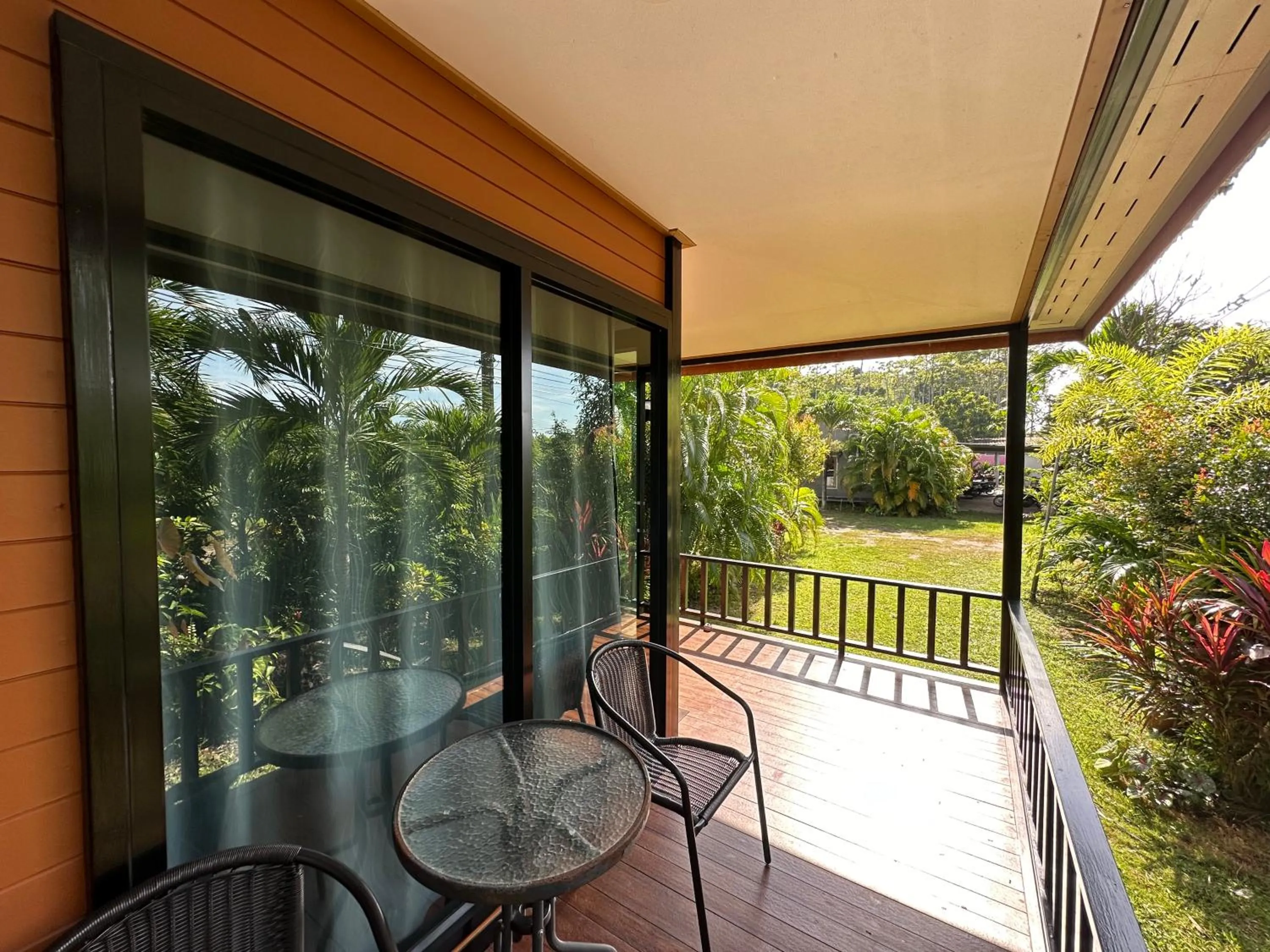 Koh Jum Bungalow & Hostel