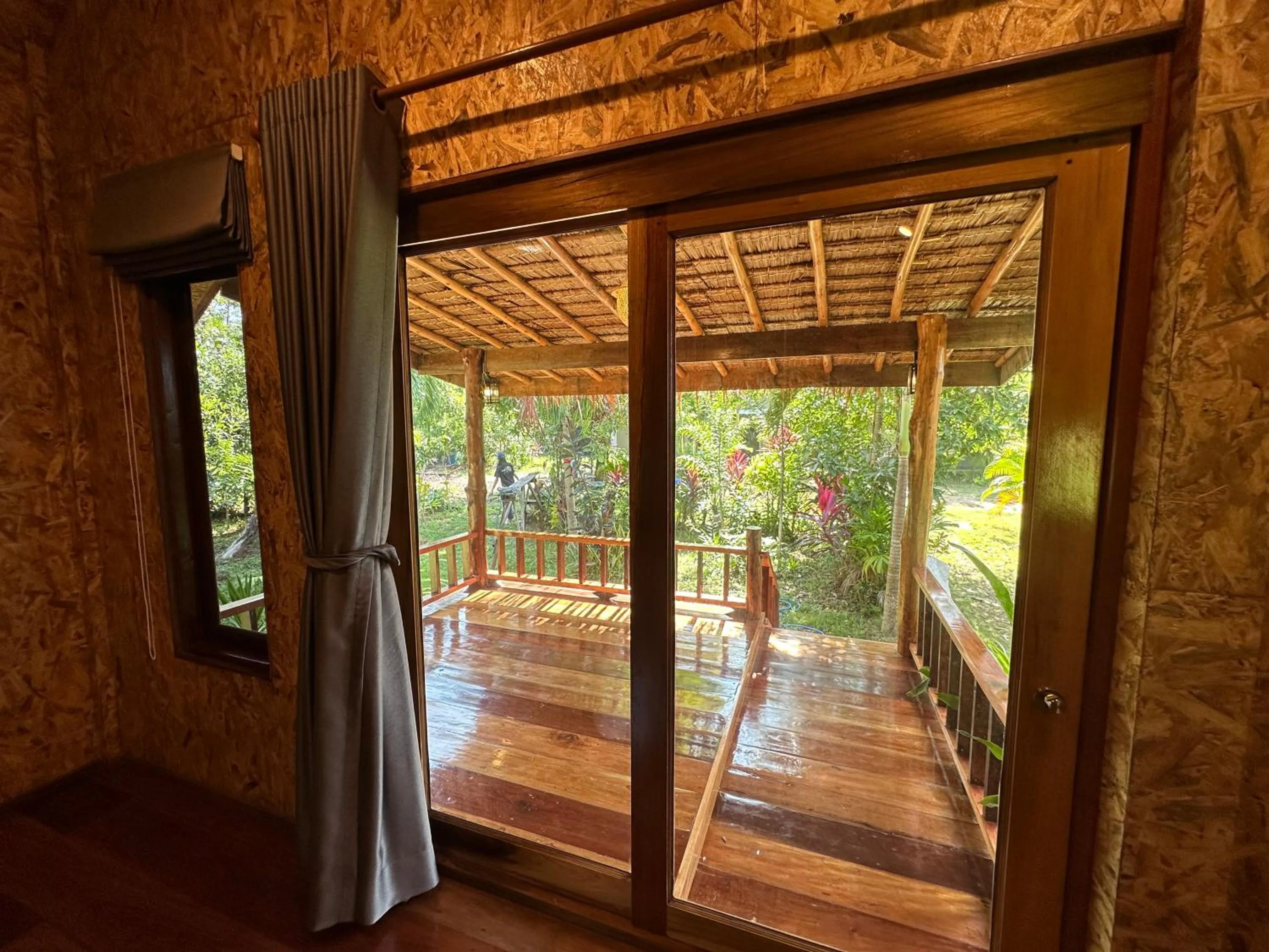 Koh Jum Bungalow & Hostel