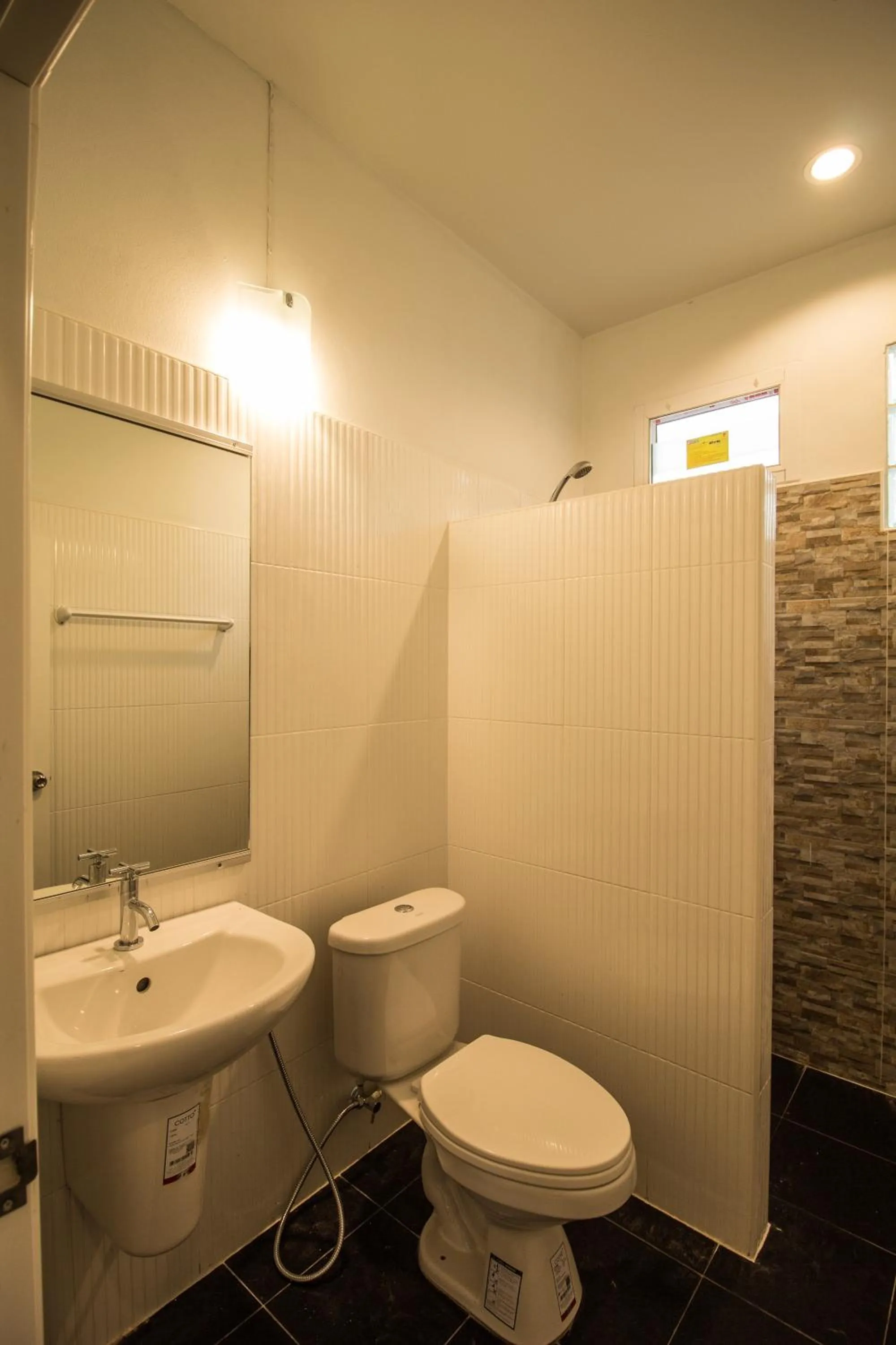 Bathroom in Koh Jum Bungalow & Hostel