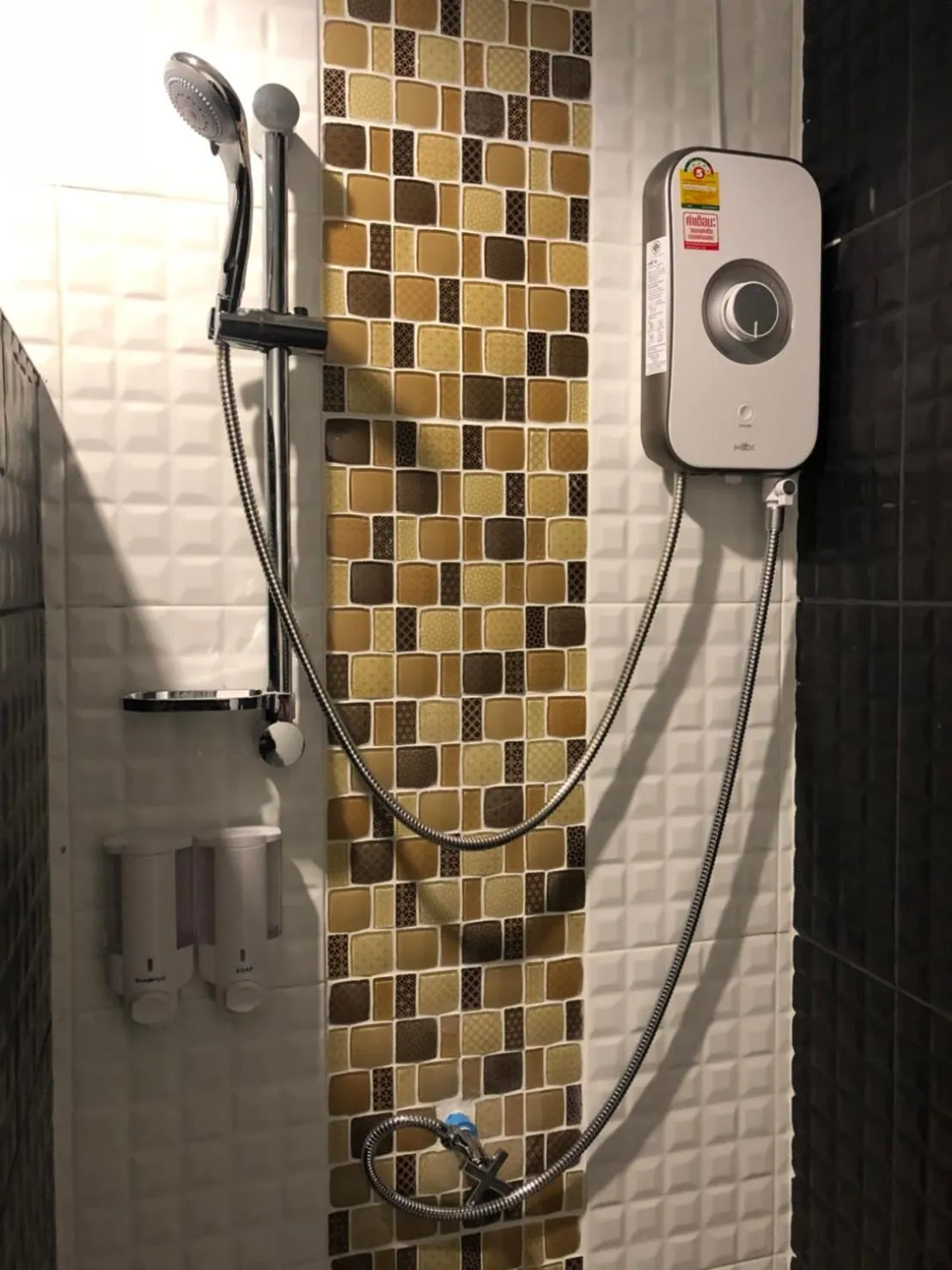 Shower in Koh Jum Bungalow & Hostel