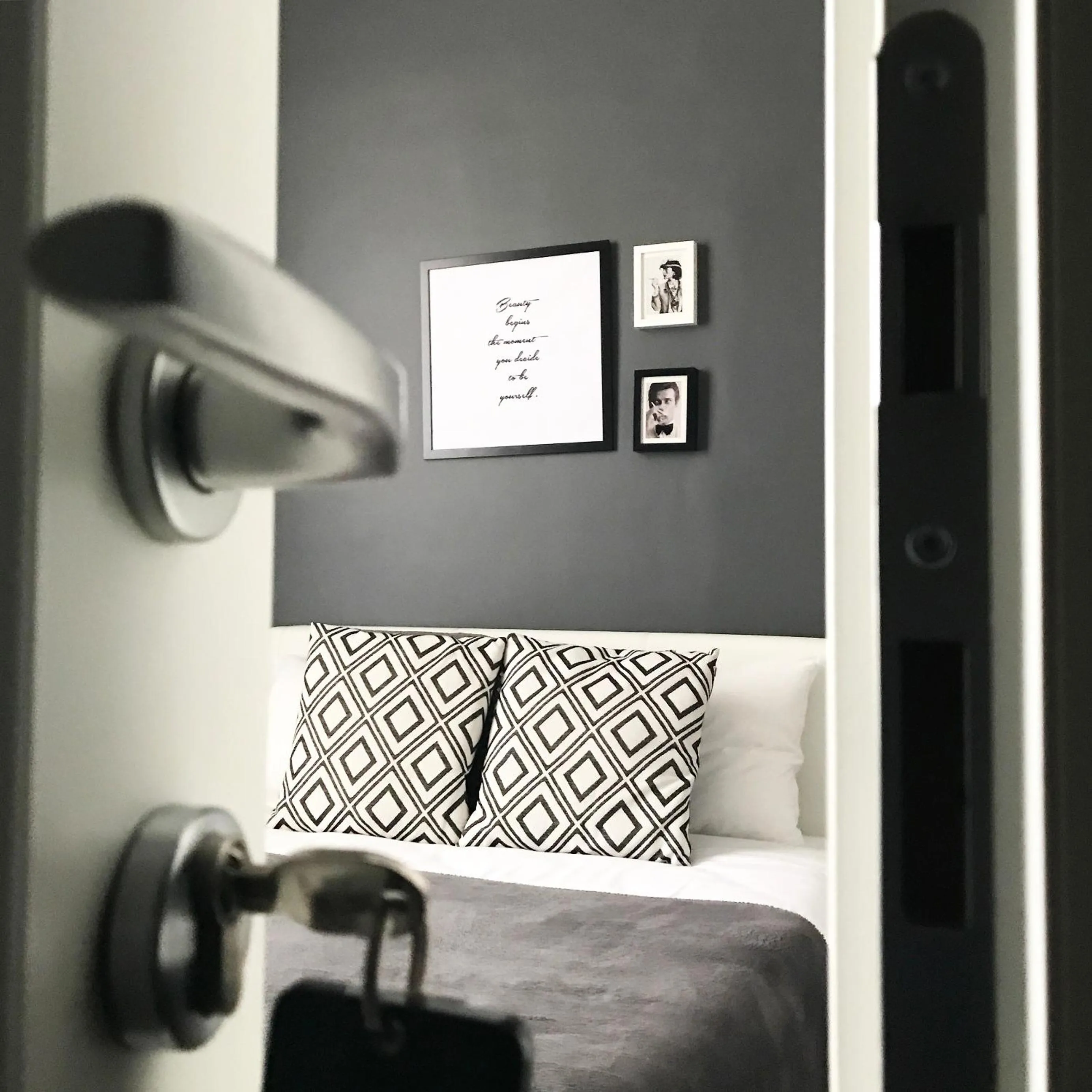 Photo of the whole room, Bed in Serendipity