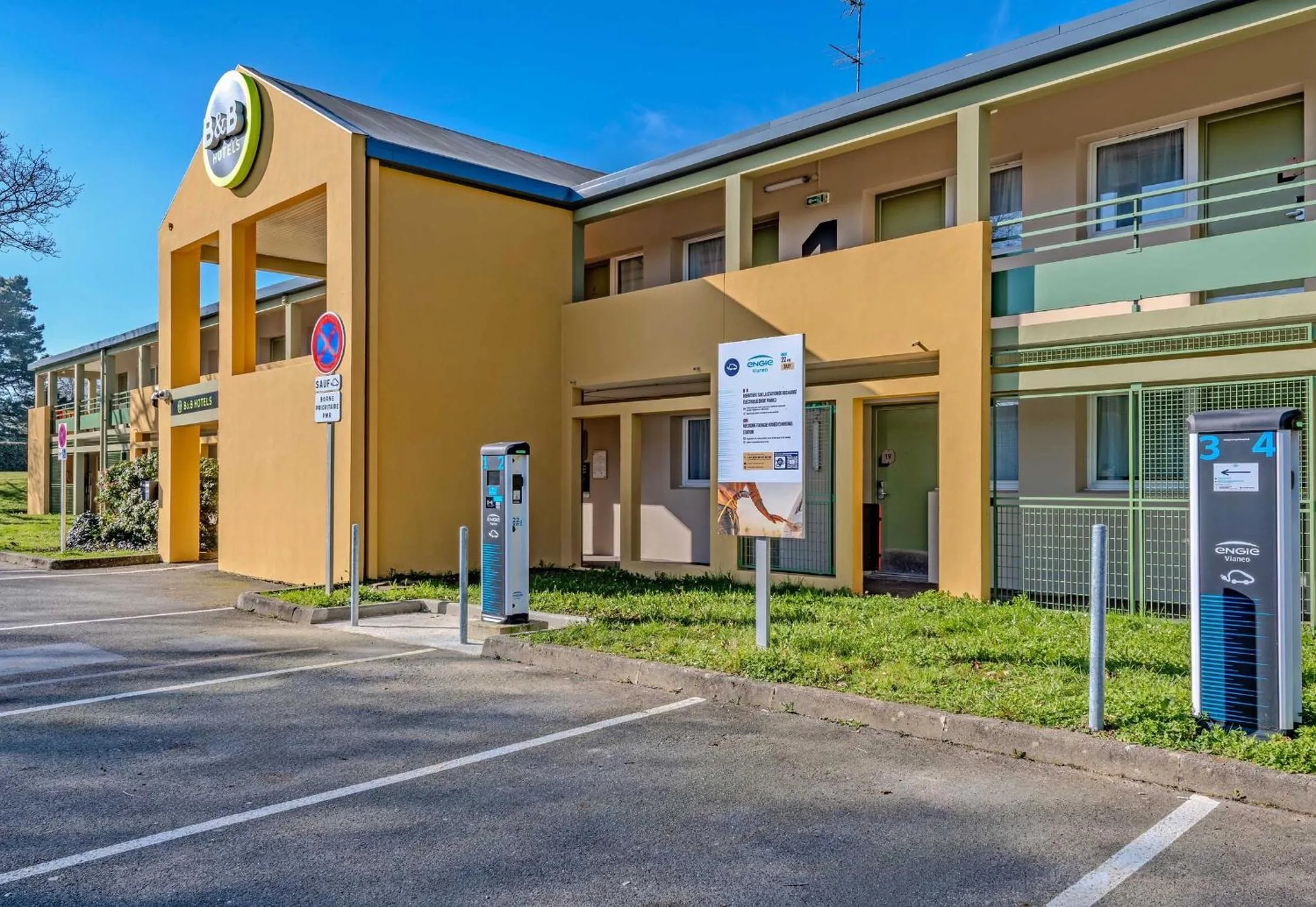 Facade/entrance in B&B HOTEL Brest Kergaradec Aéroport