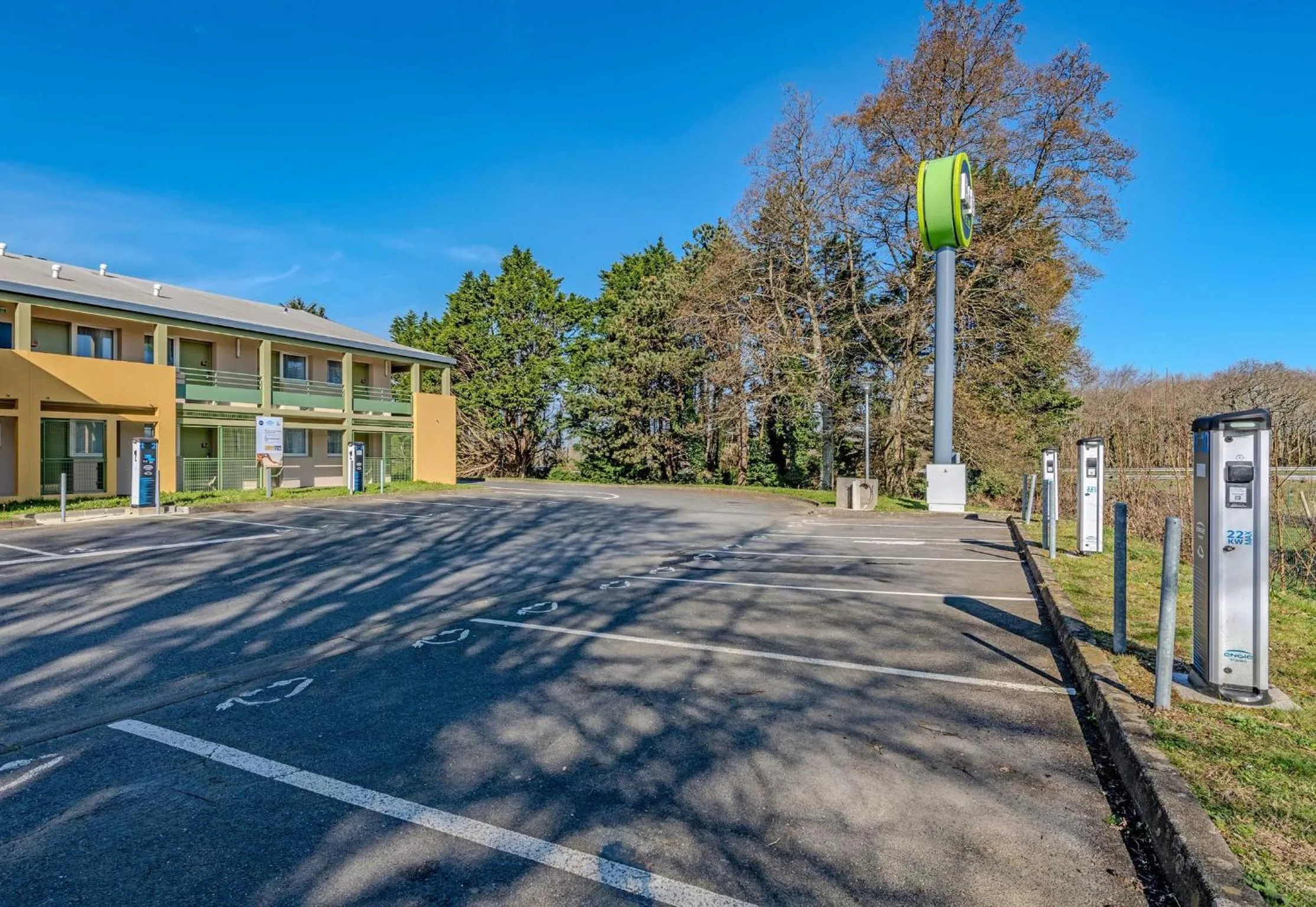 Facade/entrance in B&B HOTEL Brest Kergaradec Aéroport