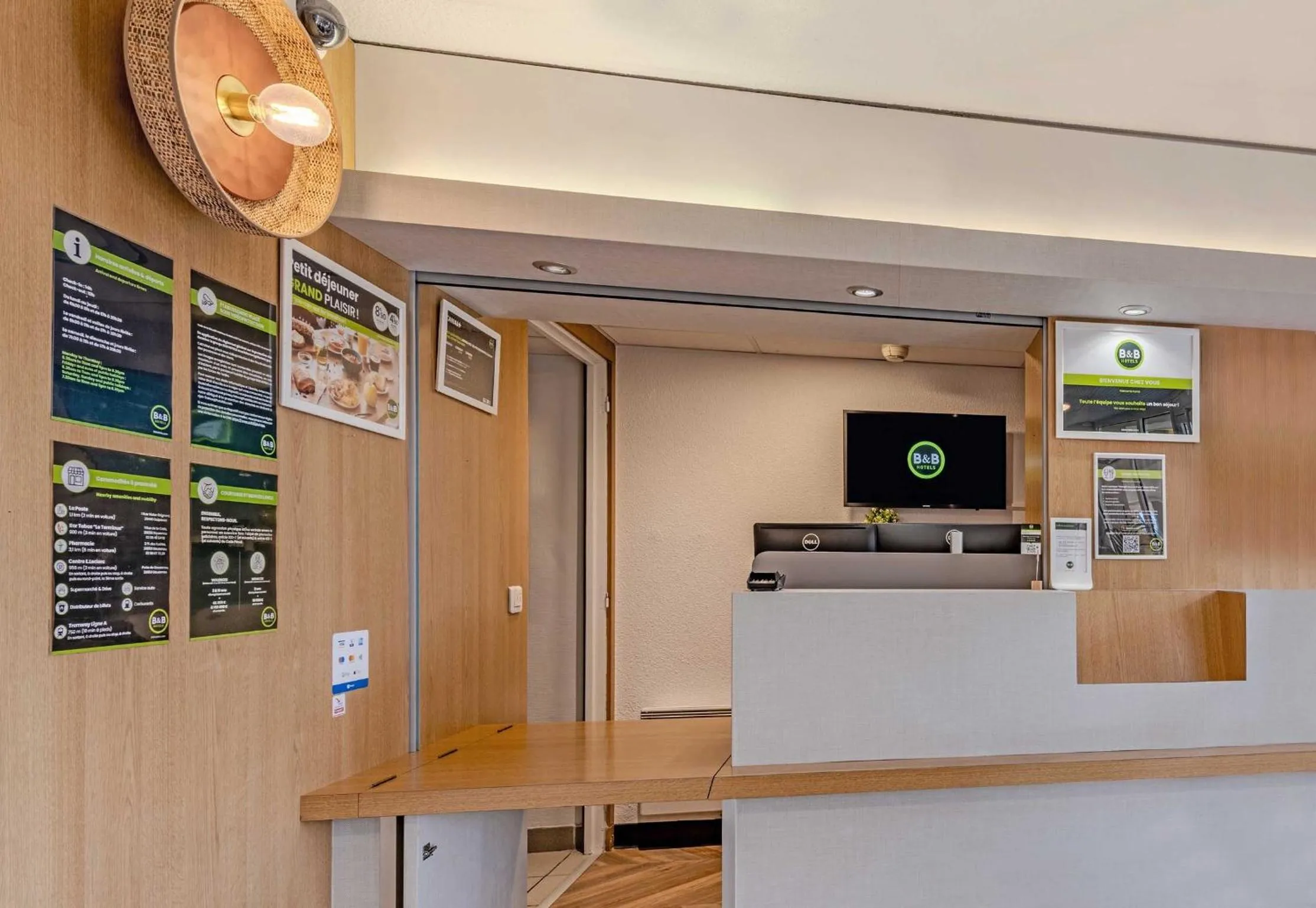 Lobby or reception in B&B HOTEL Brest Kergaradec Aéroport