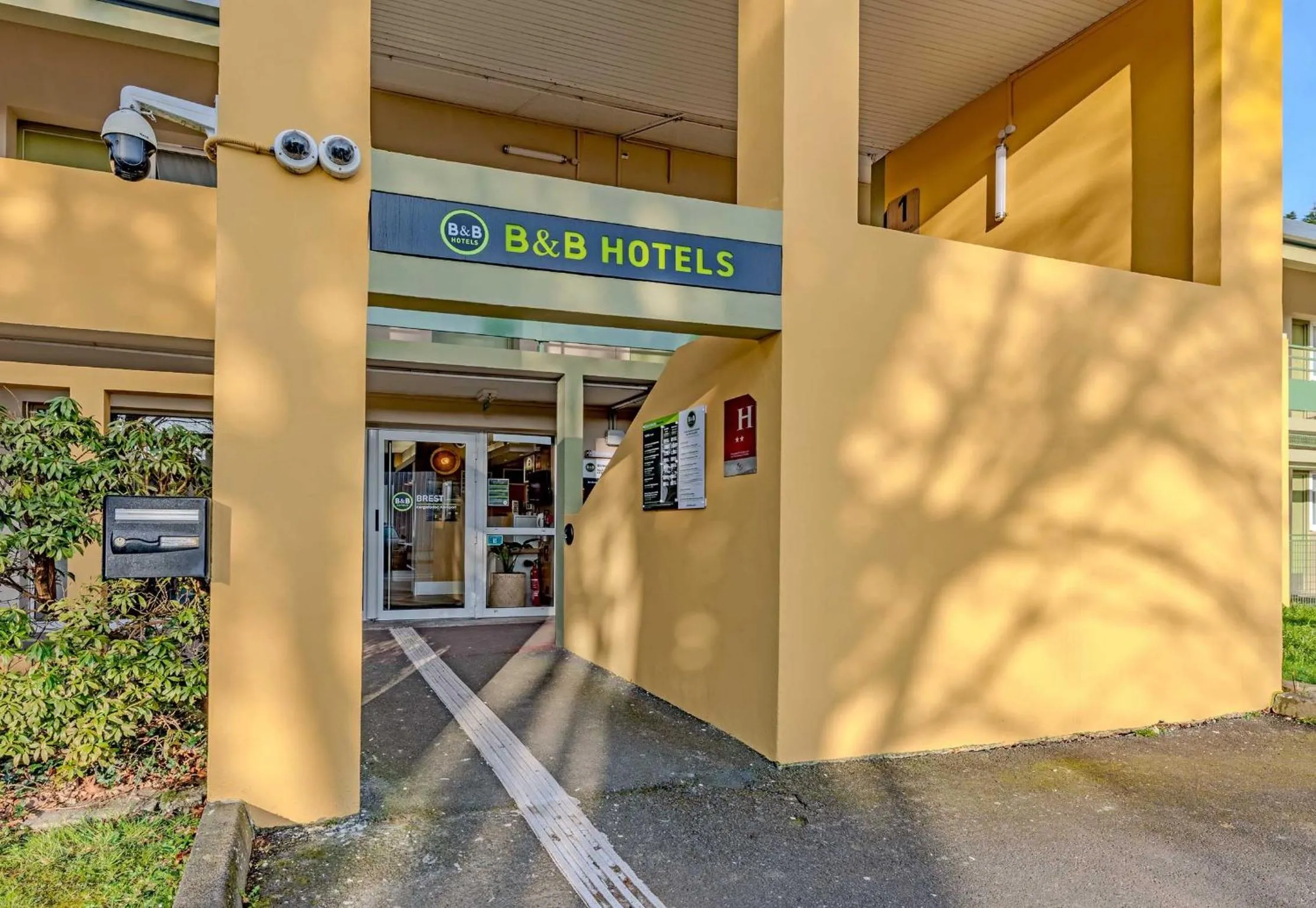 Facade/entrance in B&B HOTEL Brest Kergaradec Aéroport