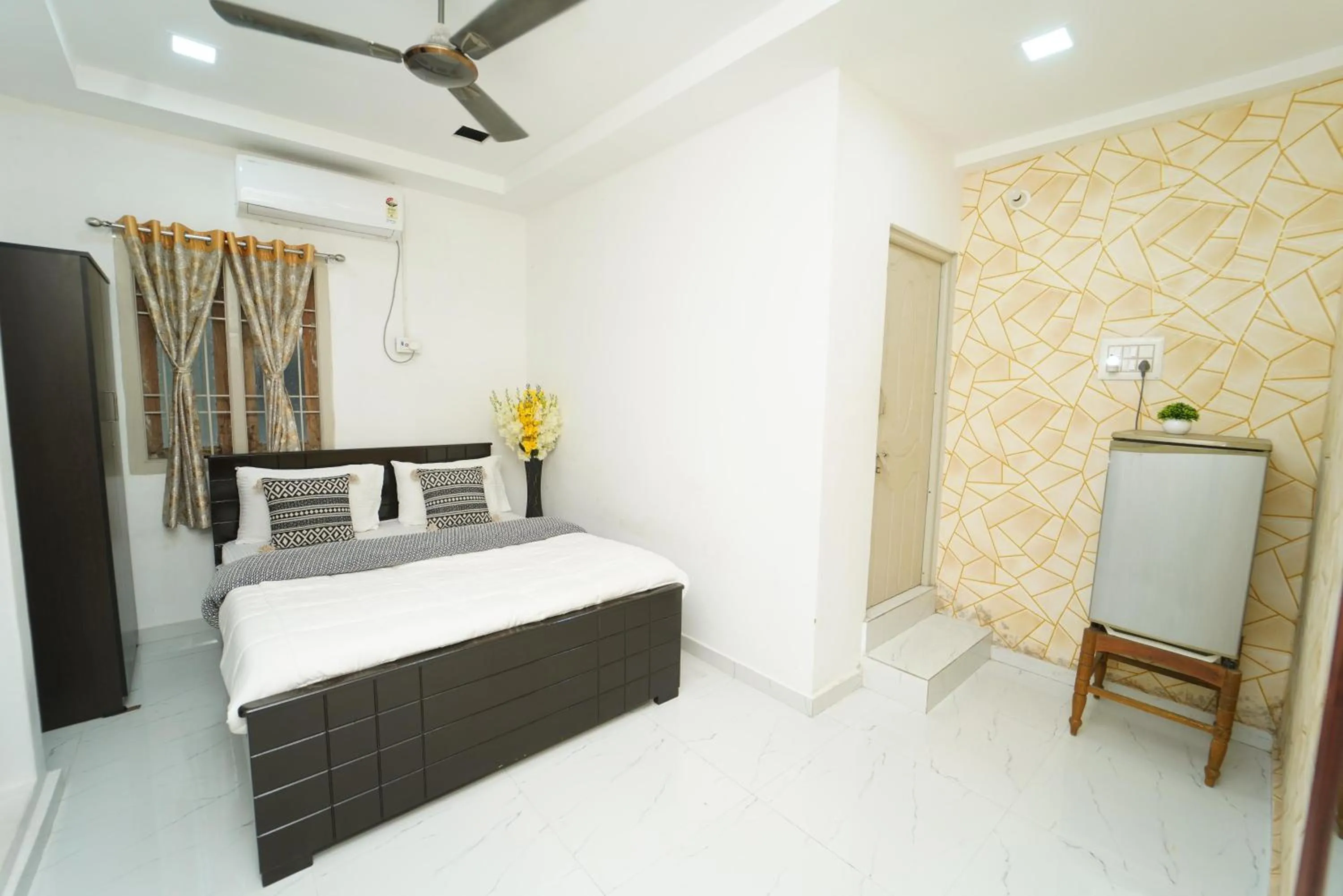 Blue Horizon Apartment 2BHK Nr Marina Beach