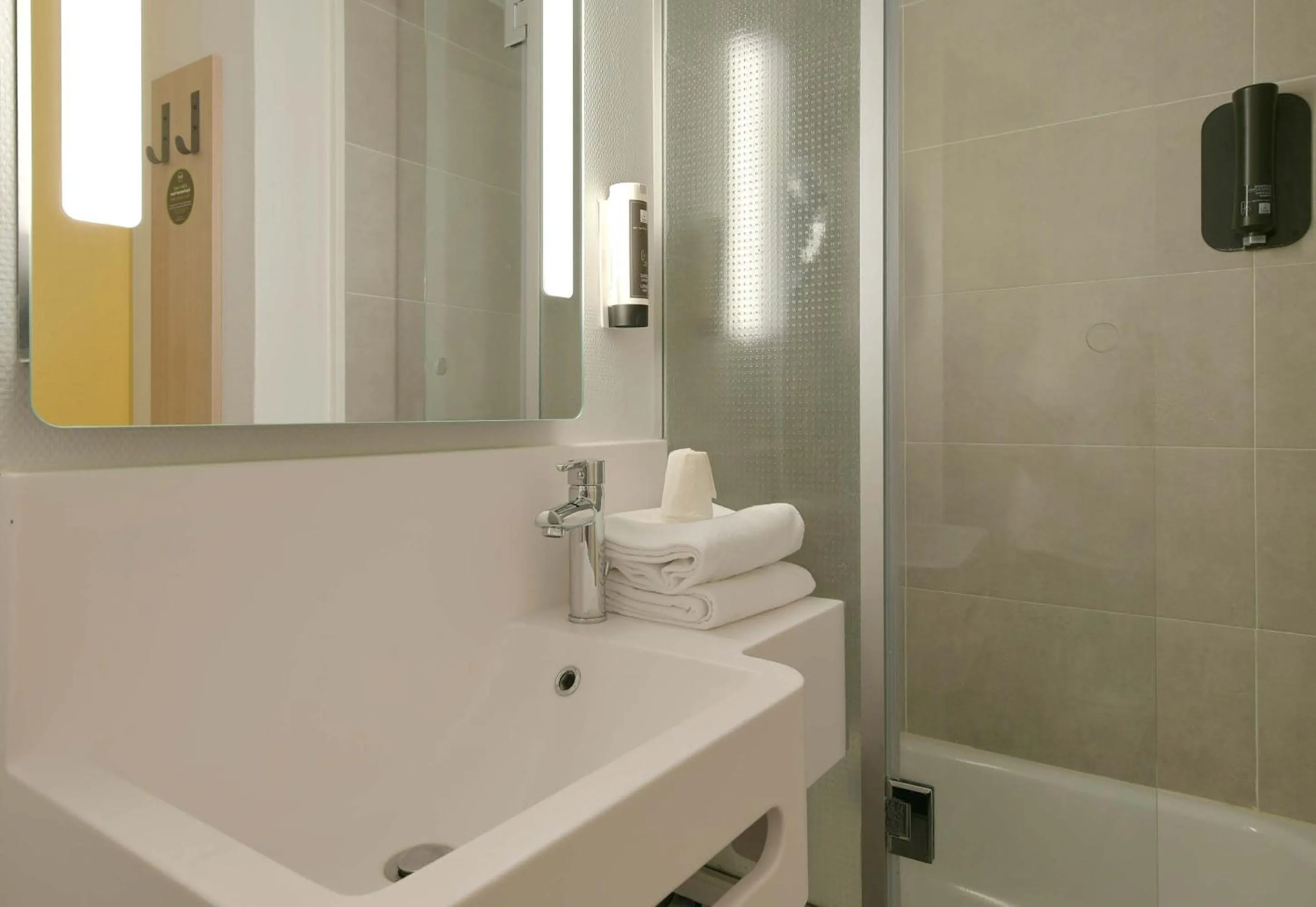 Bathroom in B&B HOTEL Le Mans Nord 1