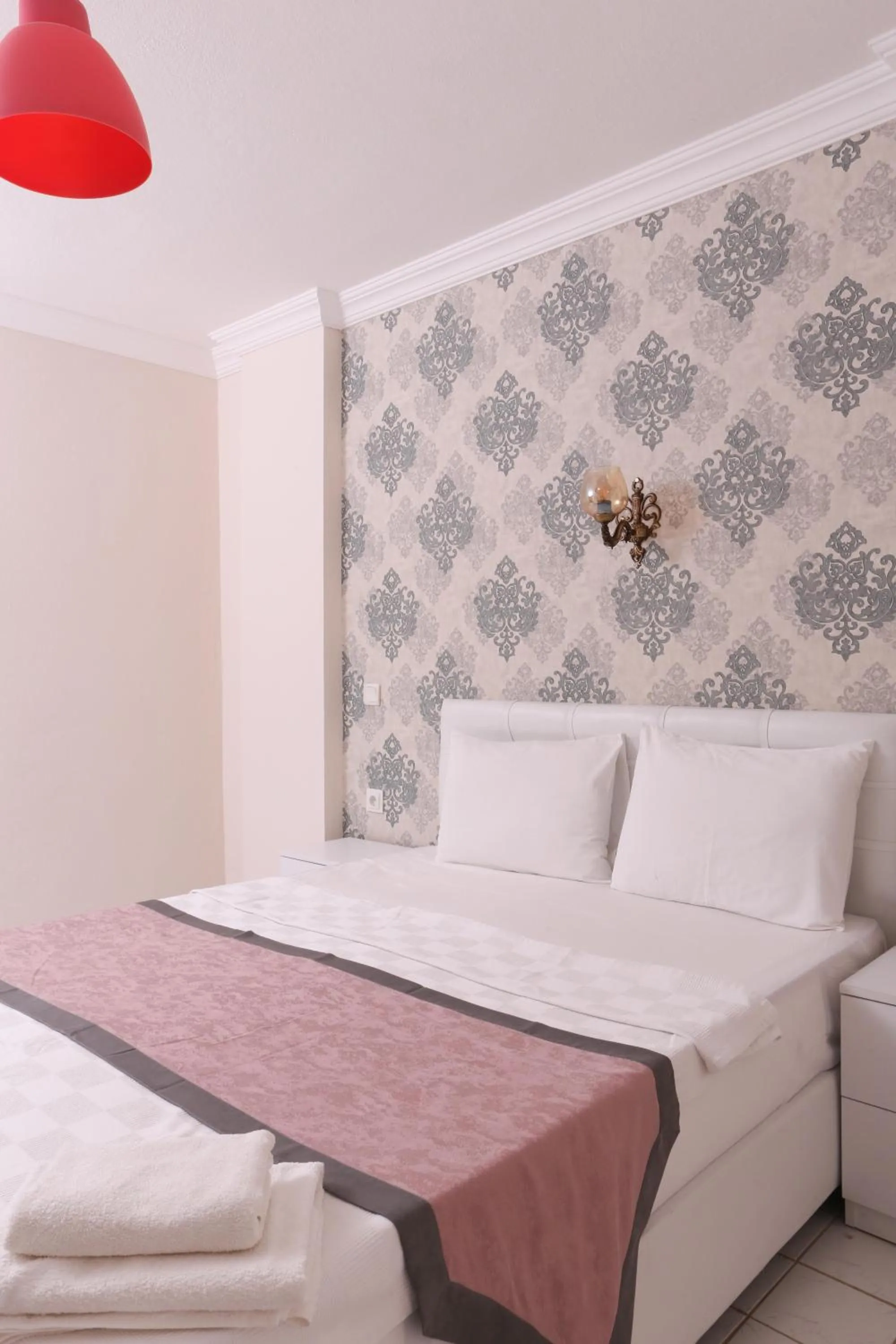 Shower, Bed in Sunset Village