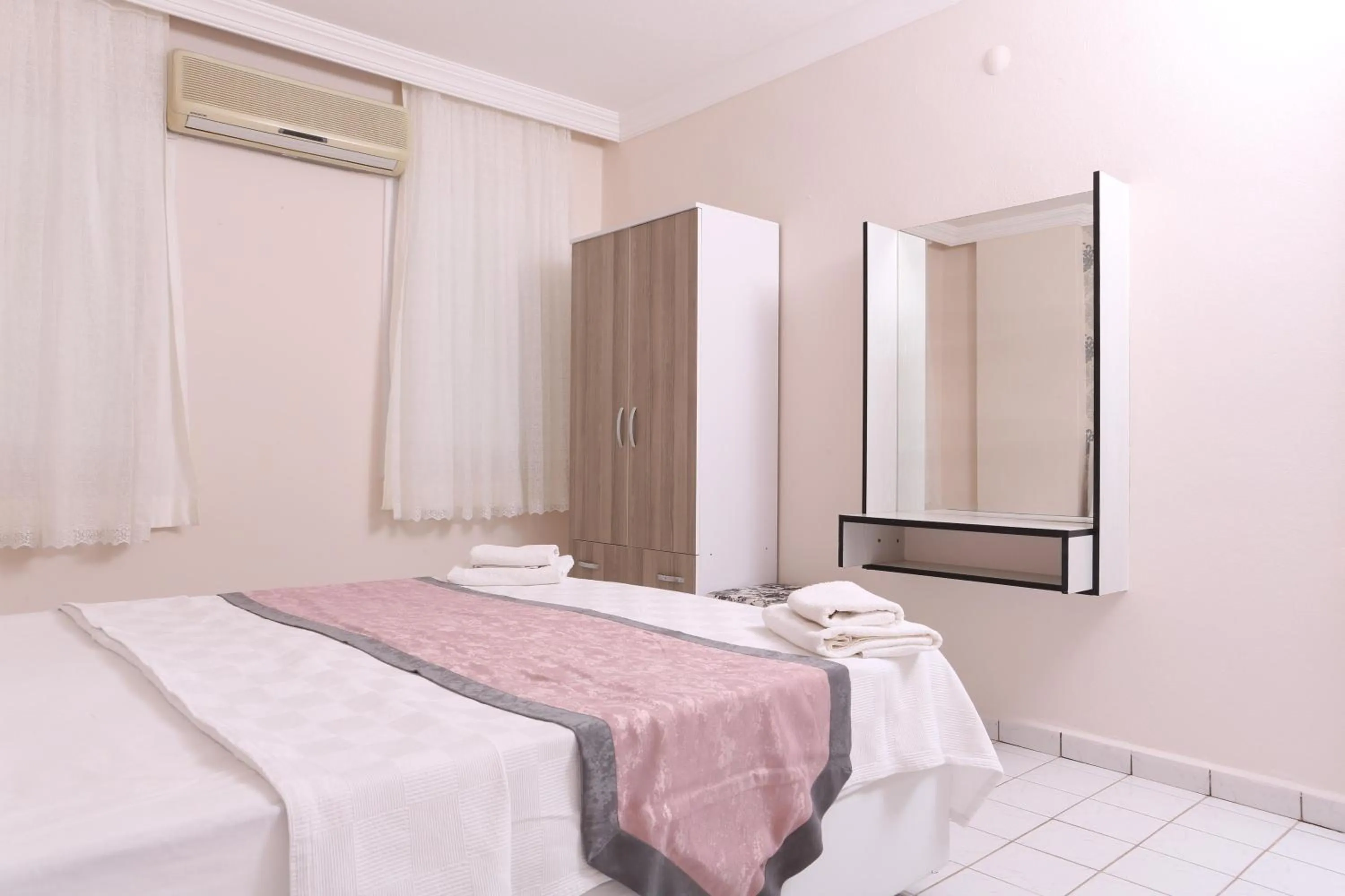 Bedroom, Bed in Sunset Village