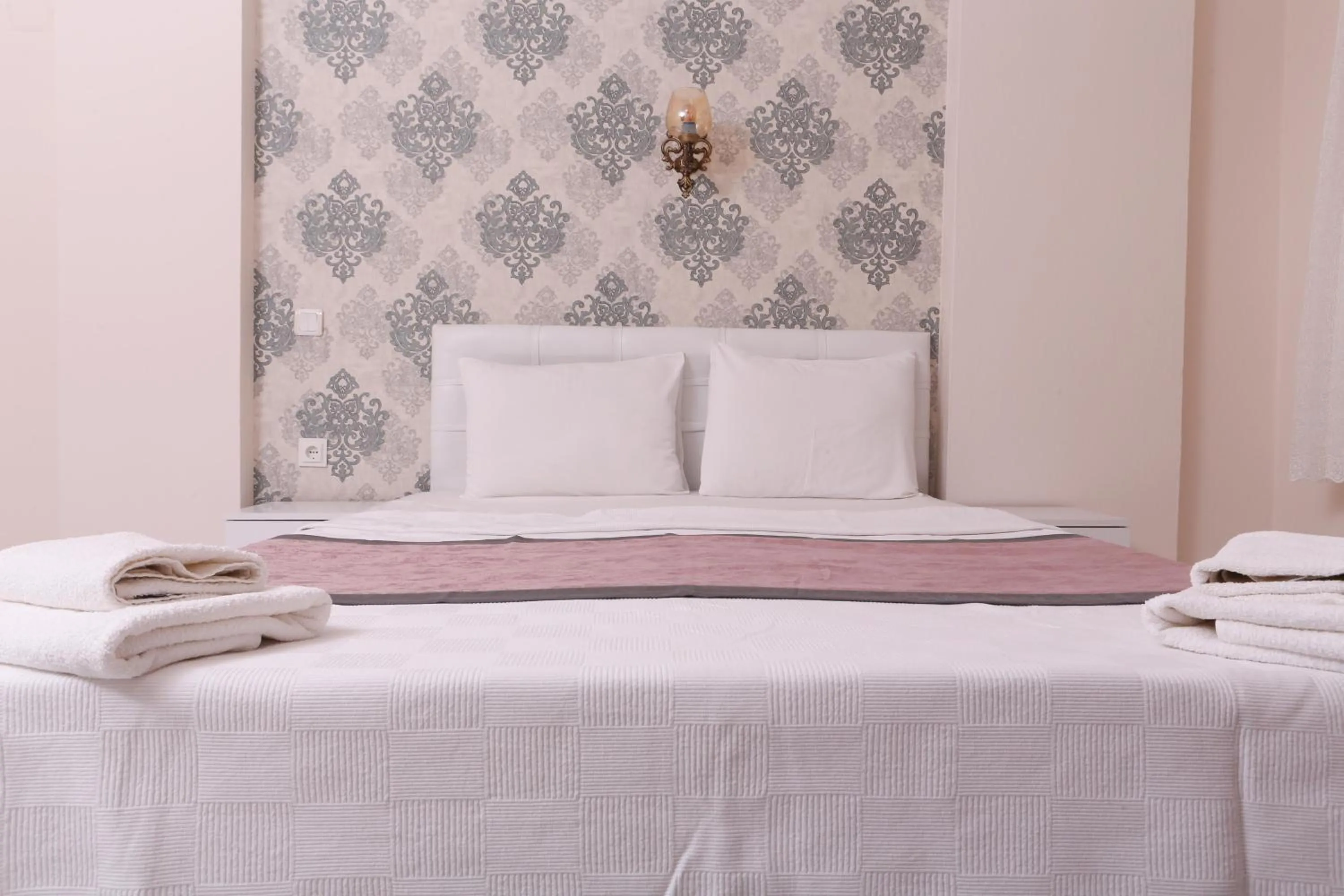 Shower, Bed in Sunset Village