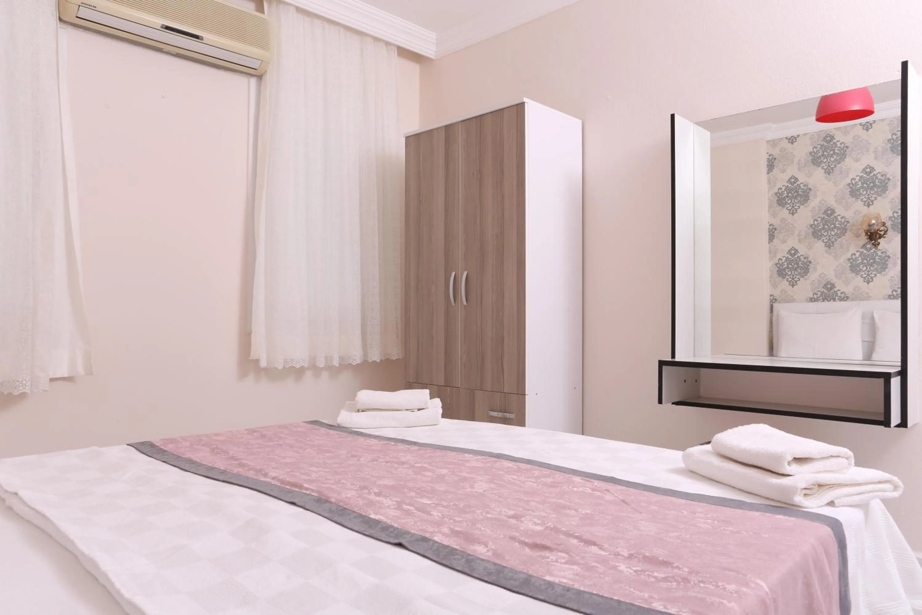 Shower, Bed in Sunset Village