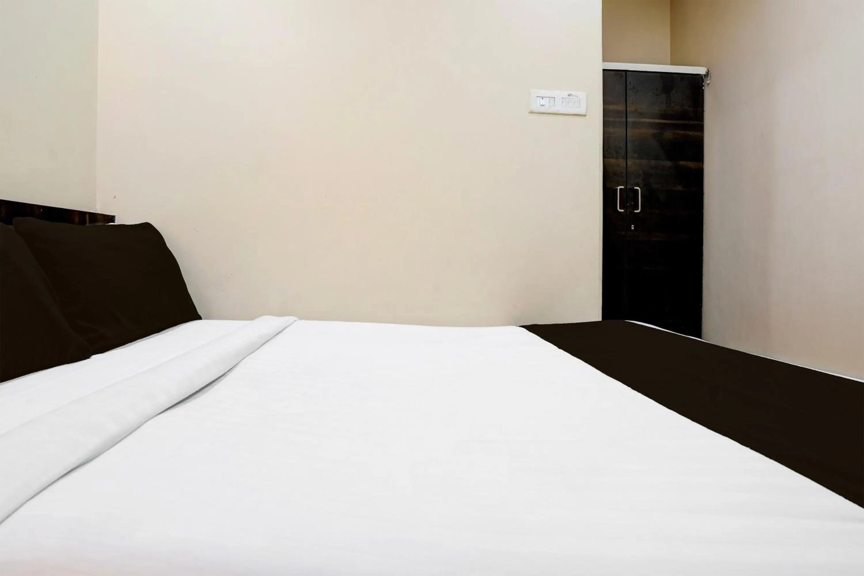 Bedroom, Bed in Super Collection O Airport Metro Andheri East