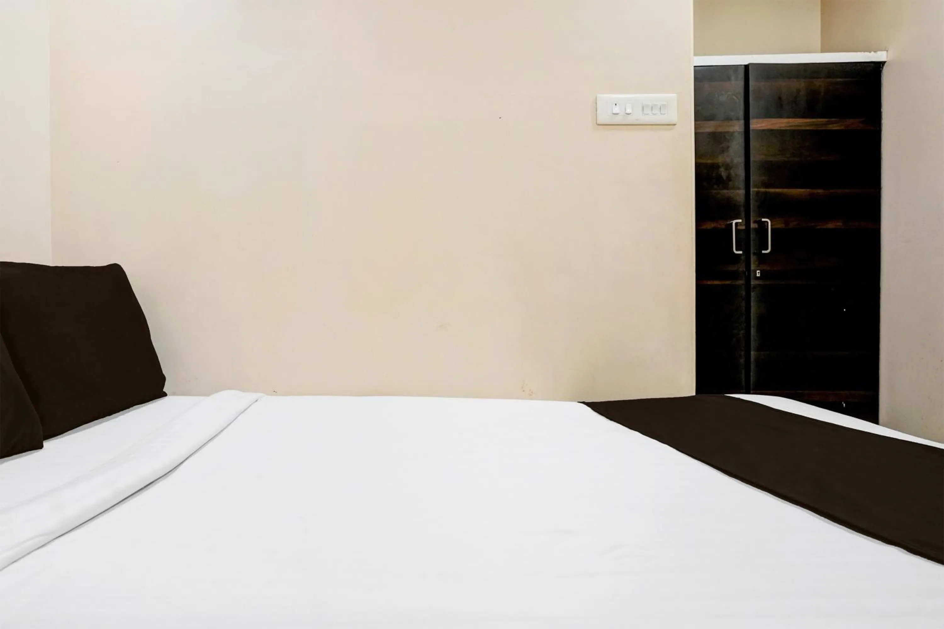 Bedroom, Bed in Super Collection O Airport Metro Andheri East