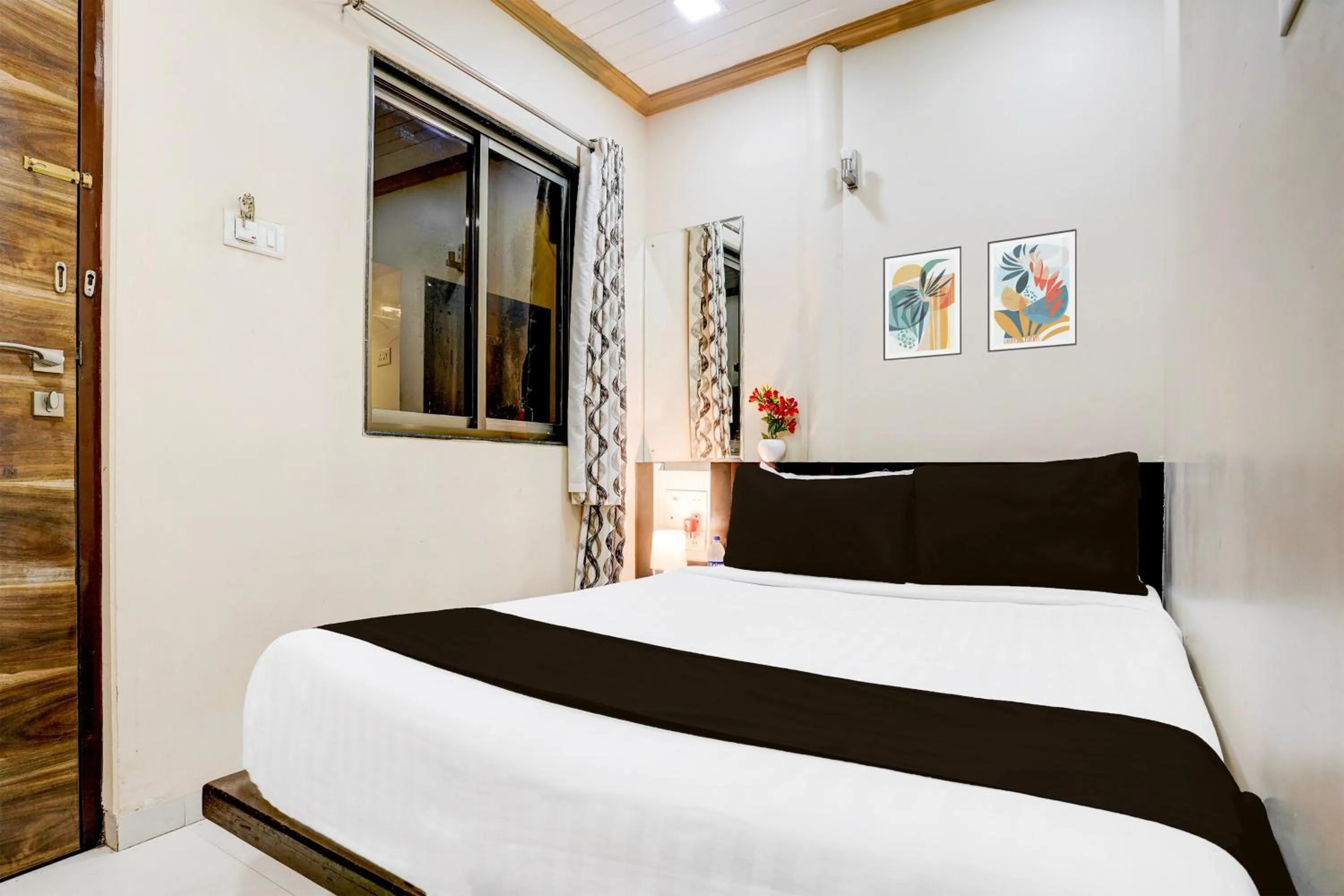 Bedroom, Bed in Super Collection O Airport Metro Andheri East