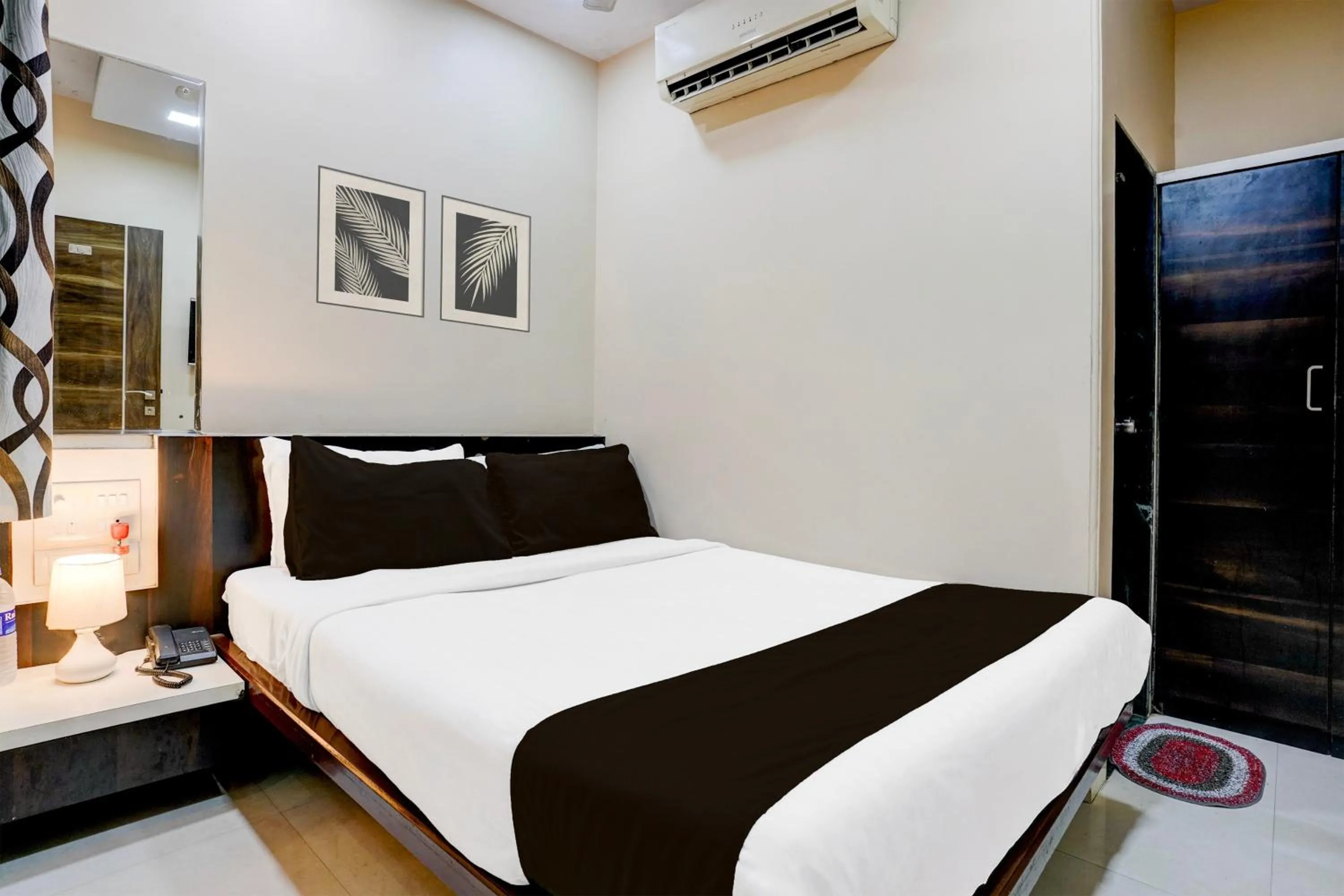 Bedroom, Bed in Super Collection O Airport Metro Andheri East