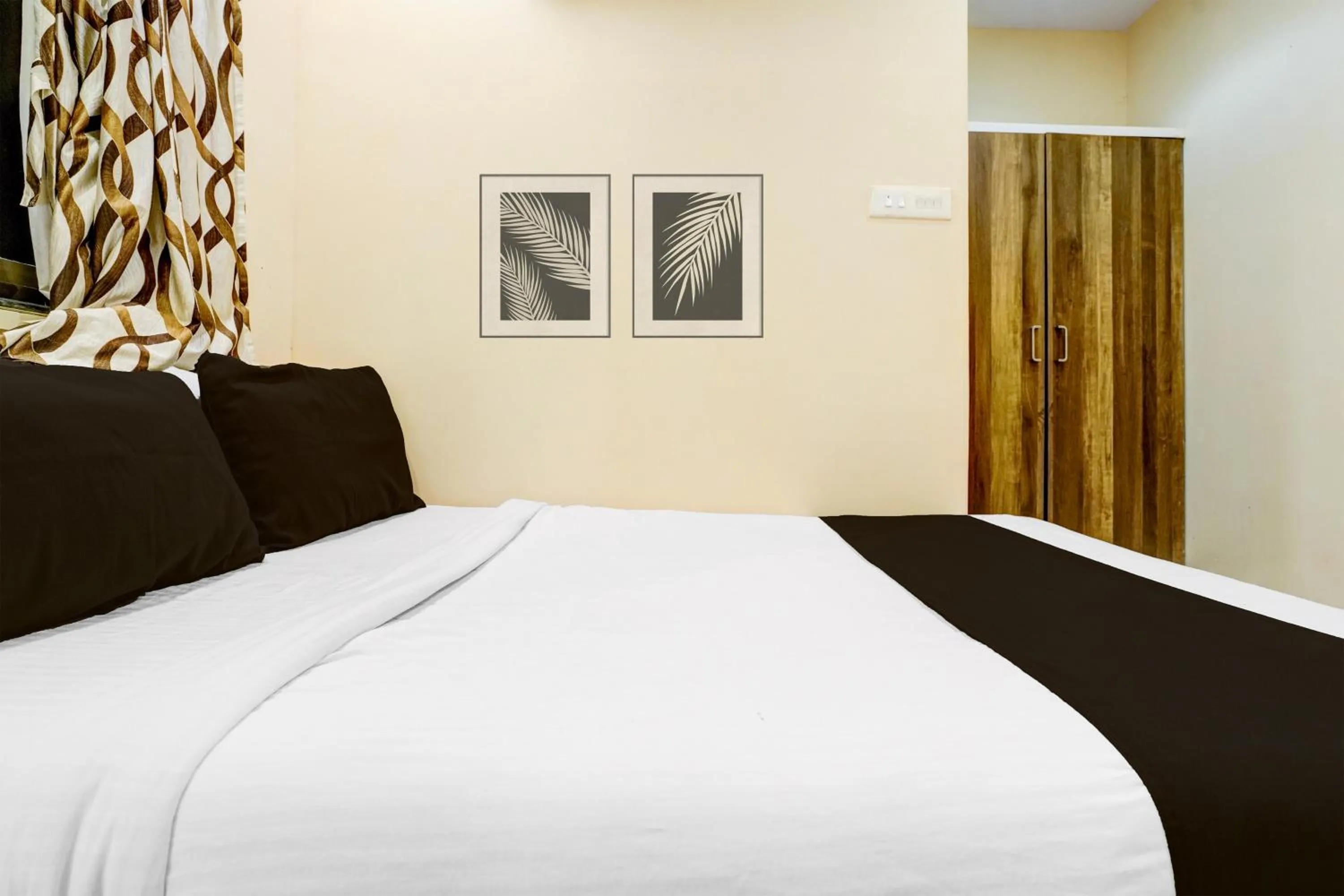 Bedroom, Bed in Super Collection O Airport Metro Andheri East