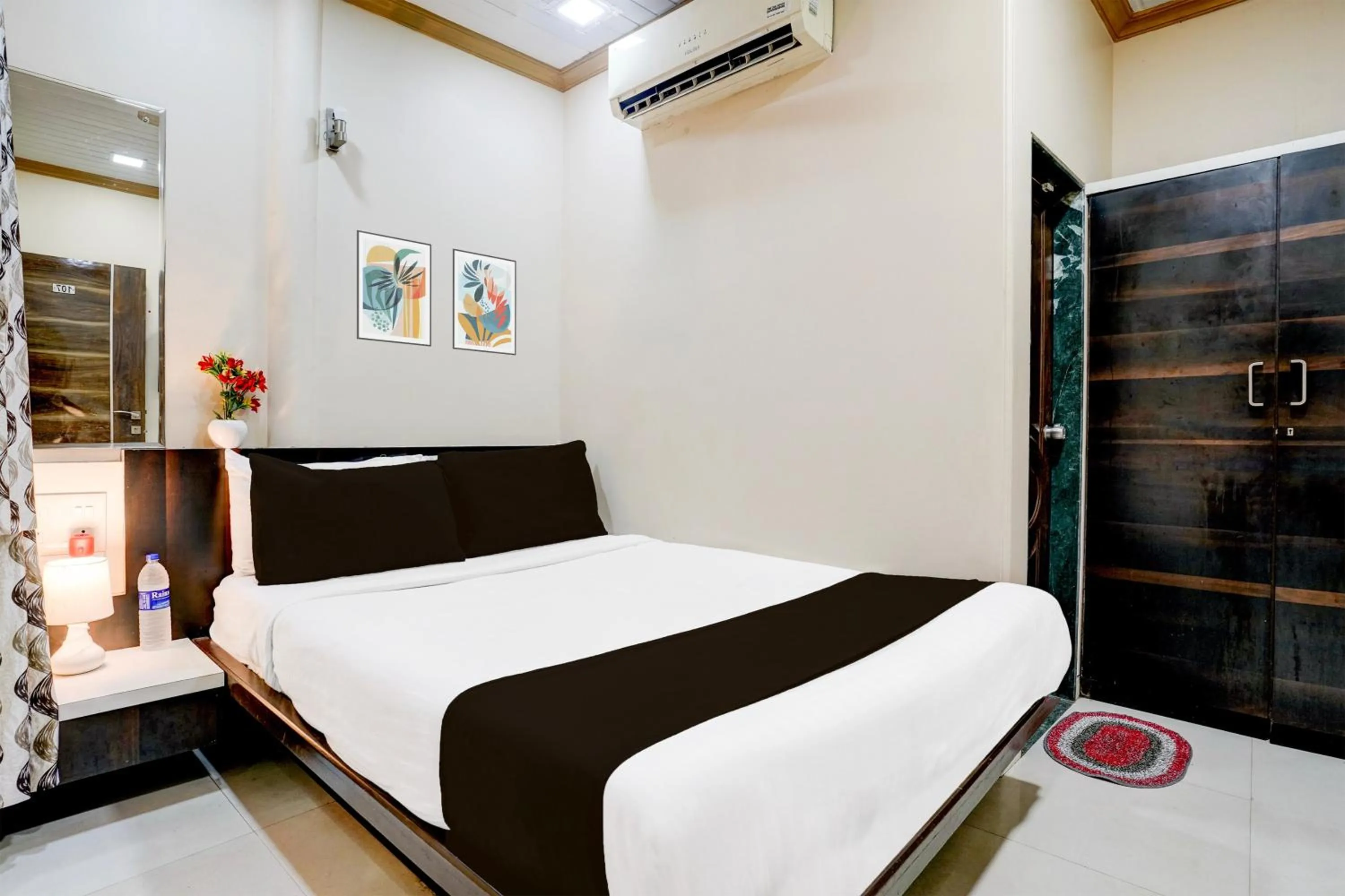 Bedroom, Bed in Super Collection O Airport Metro Andheri East