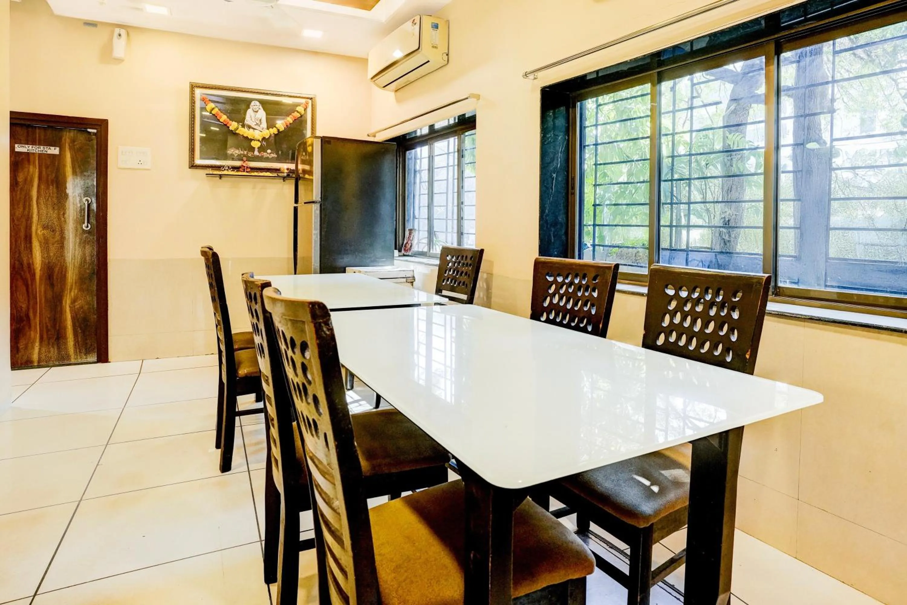 Restaurant/places to eat in Super Collection O Airport Metro Andheri East