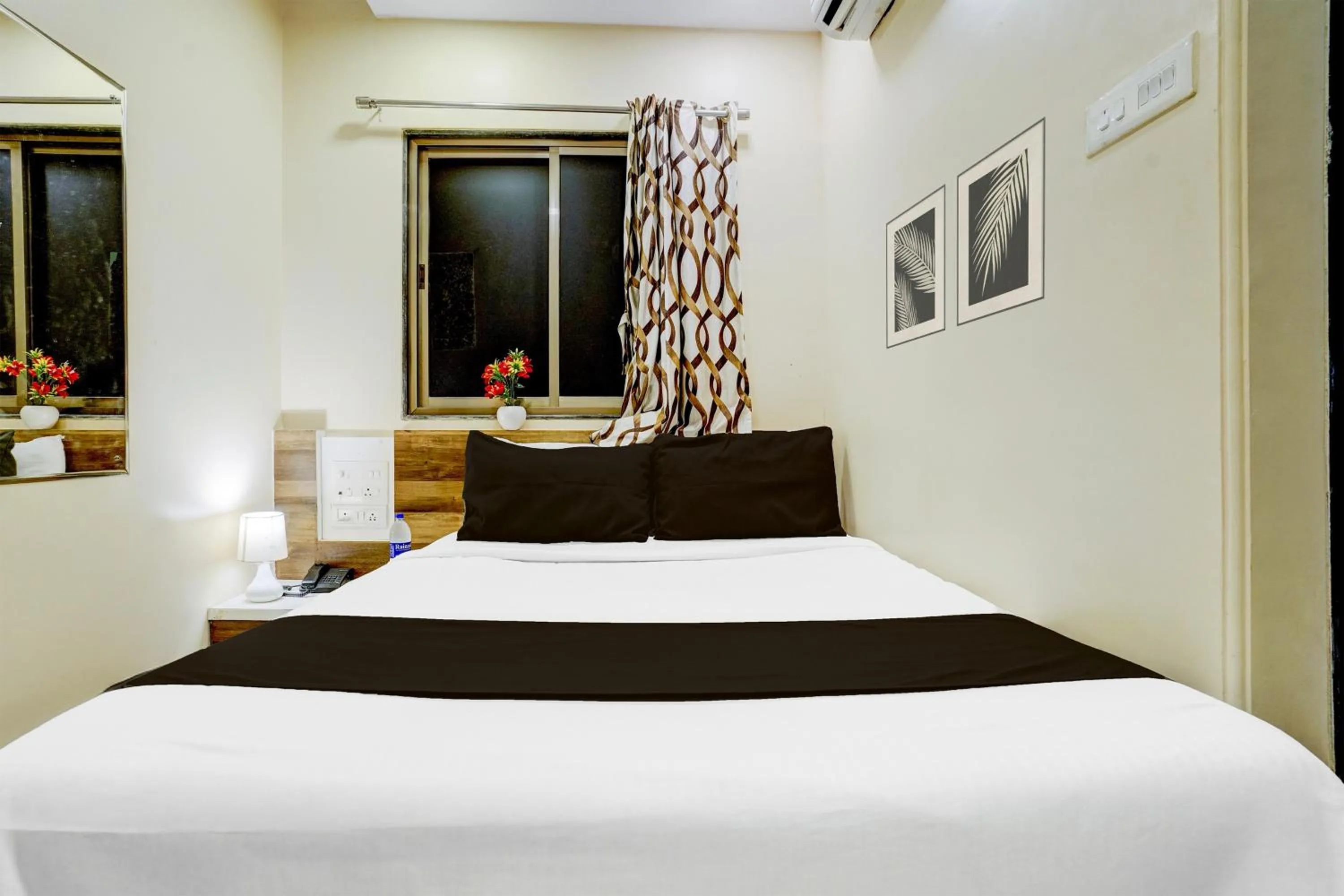 Bedroom, Bed in Super Collection O Airport Metro Andheri East