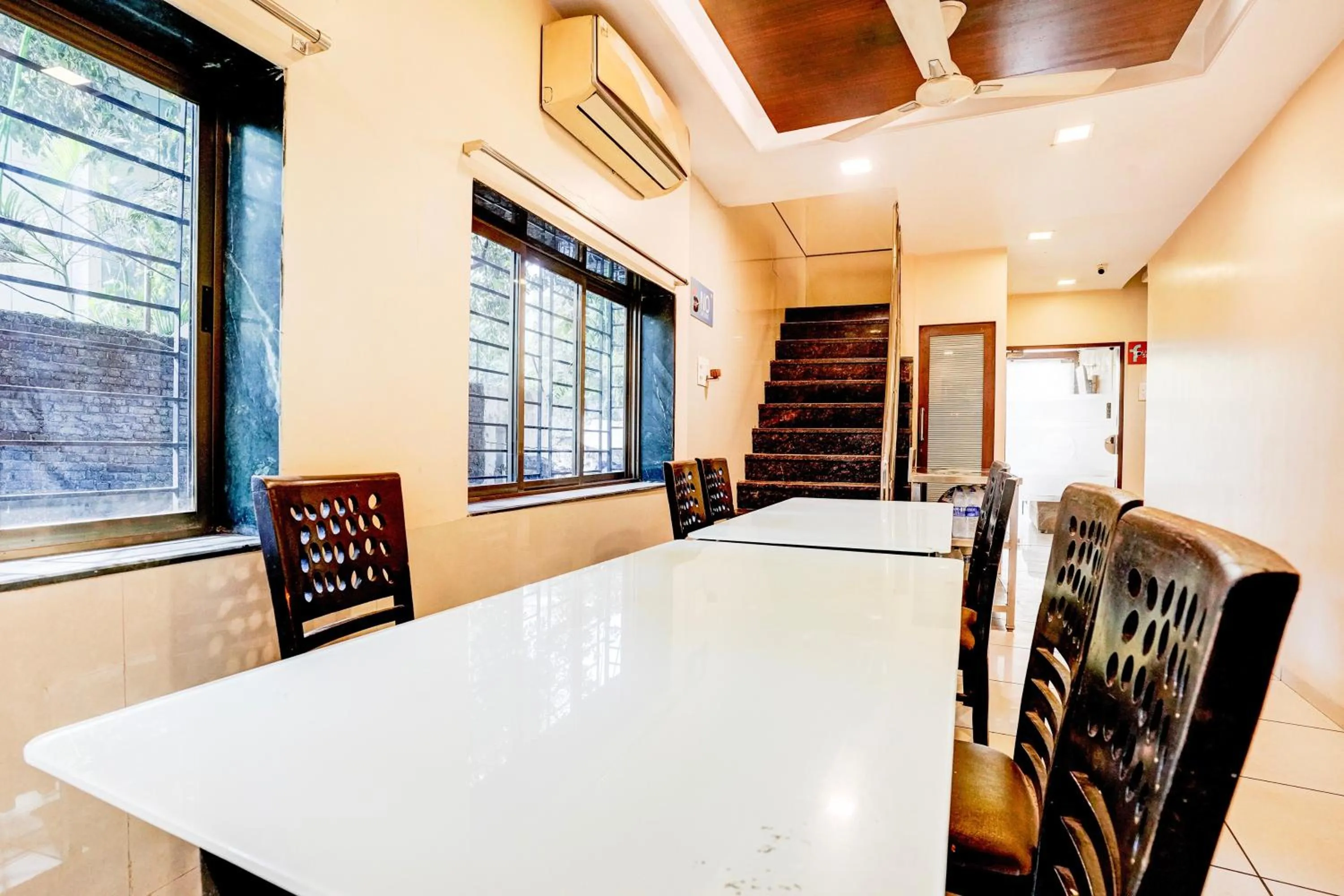 Restaurant/places to eat in Super Collection O Airport Metro Andheri East