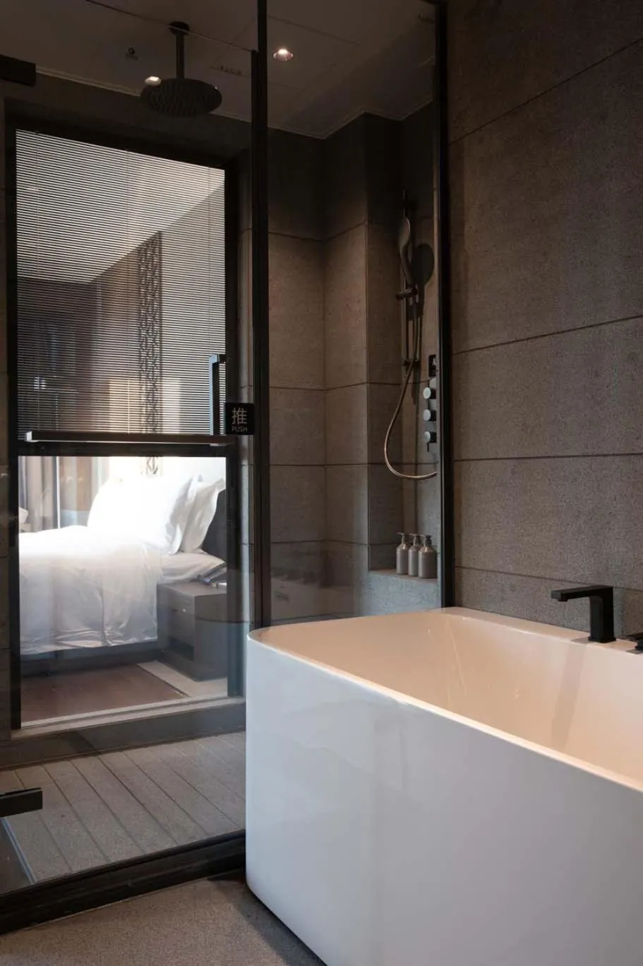 Bath, Bed in Qiuzhu Hotel Shanghai