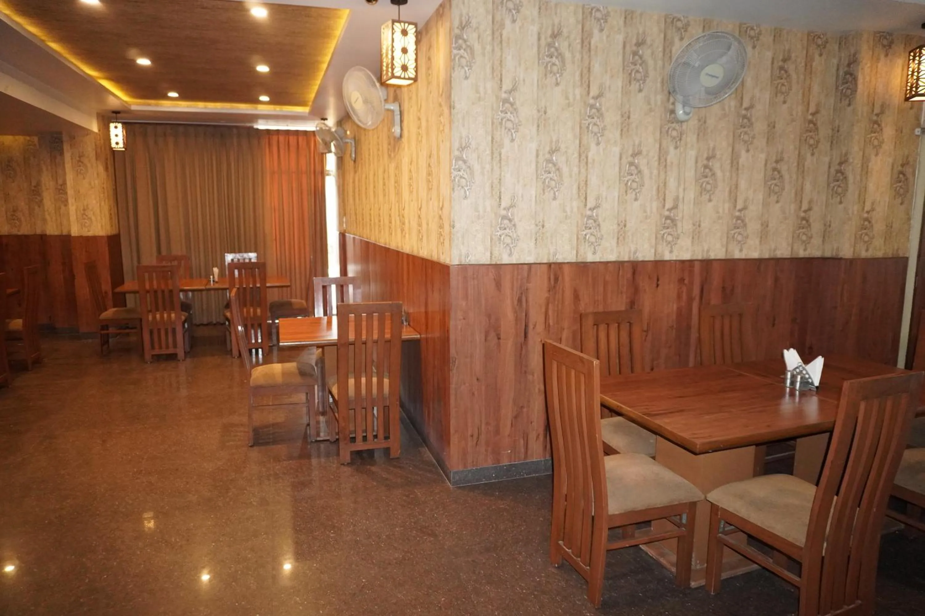 Restaurant/places to eat in Hotel Nilax