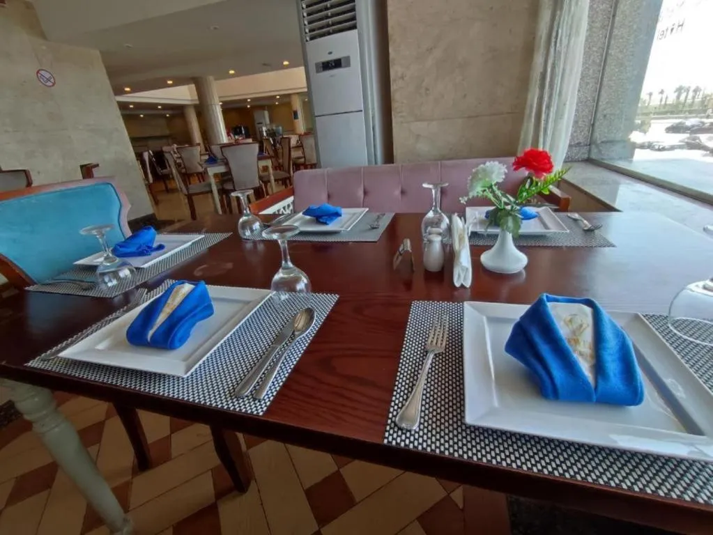 Restaurant/places to eat in 26th of July Apartments