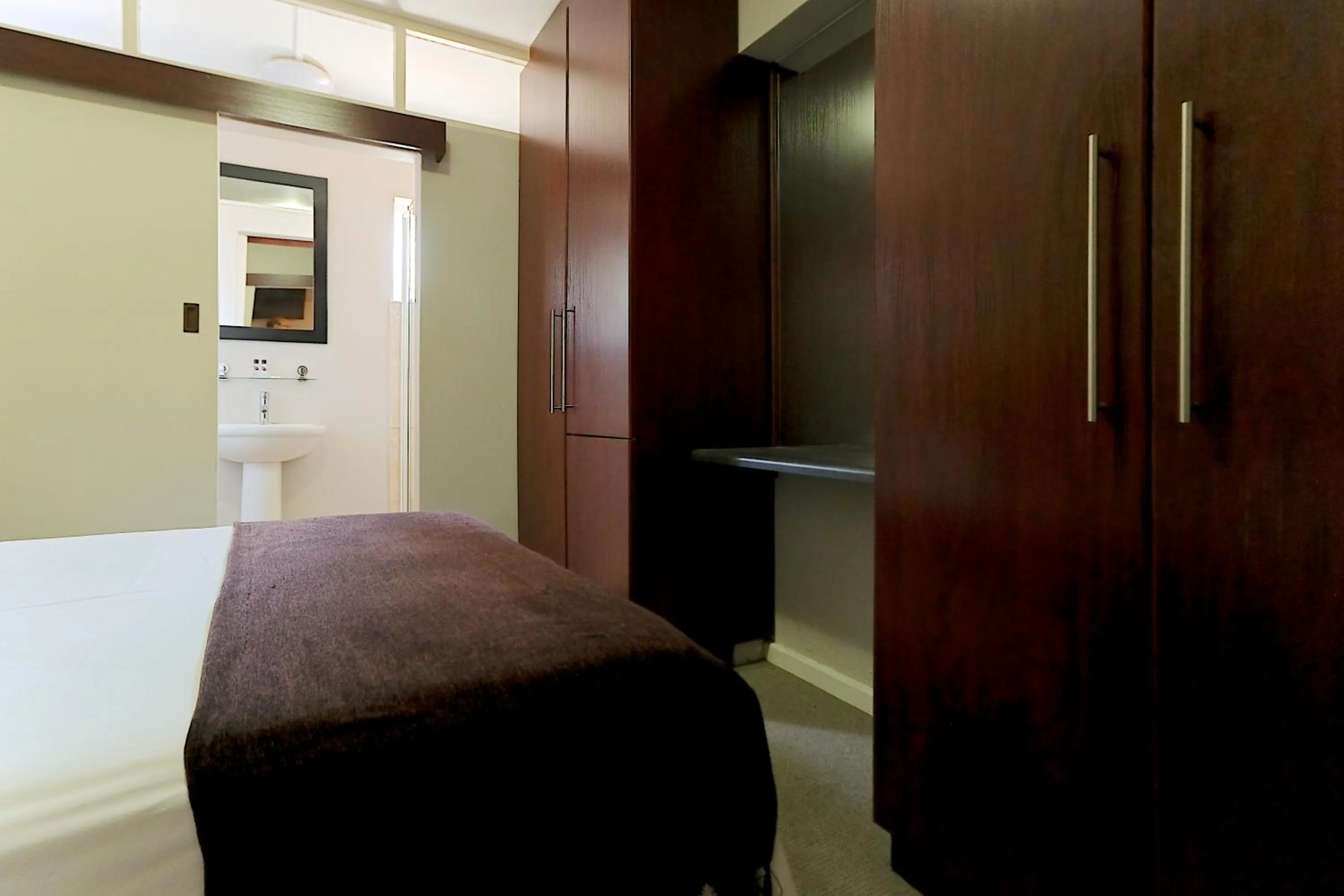 Bedroom, Bed in 10 on Cape Self Catering Apartments