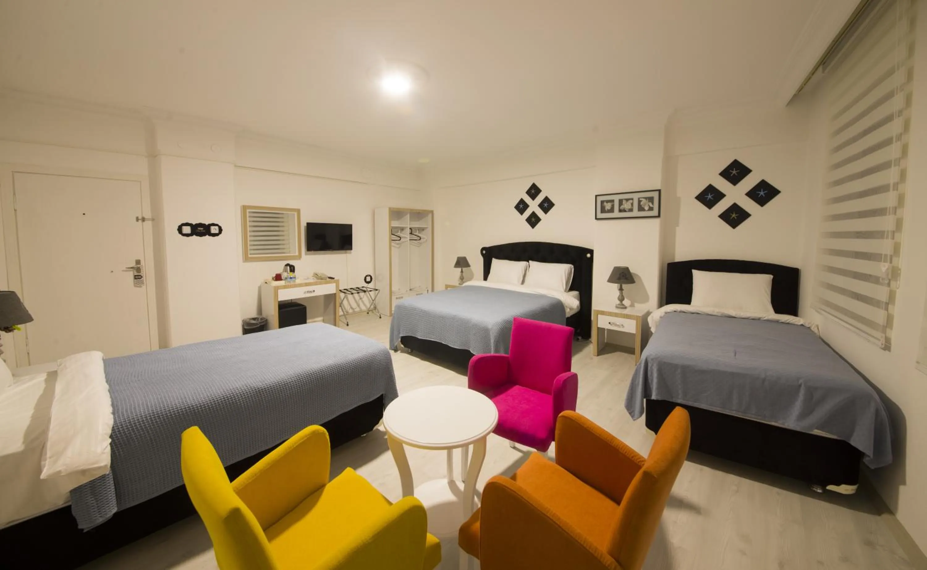 Living room, Bed in Bilge Suite Hotel