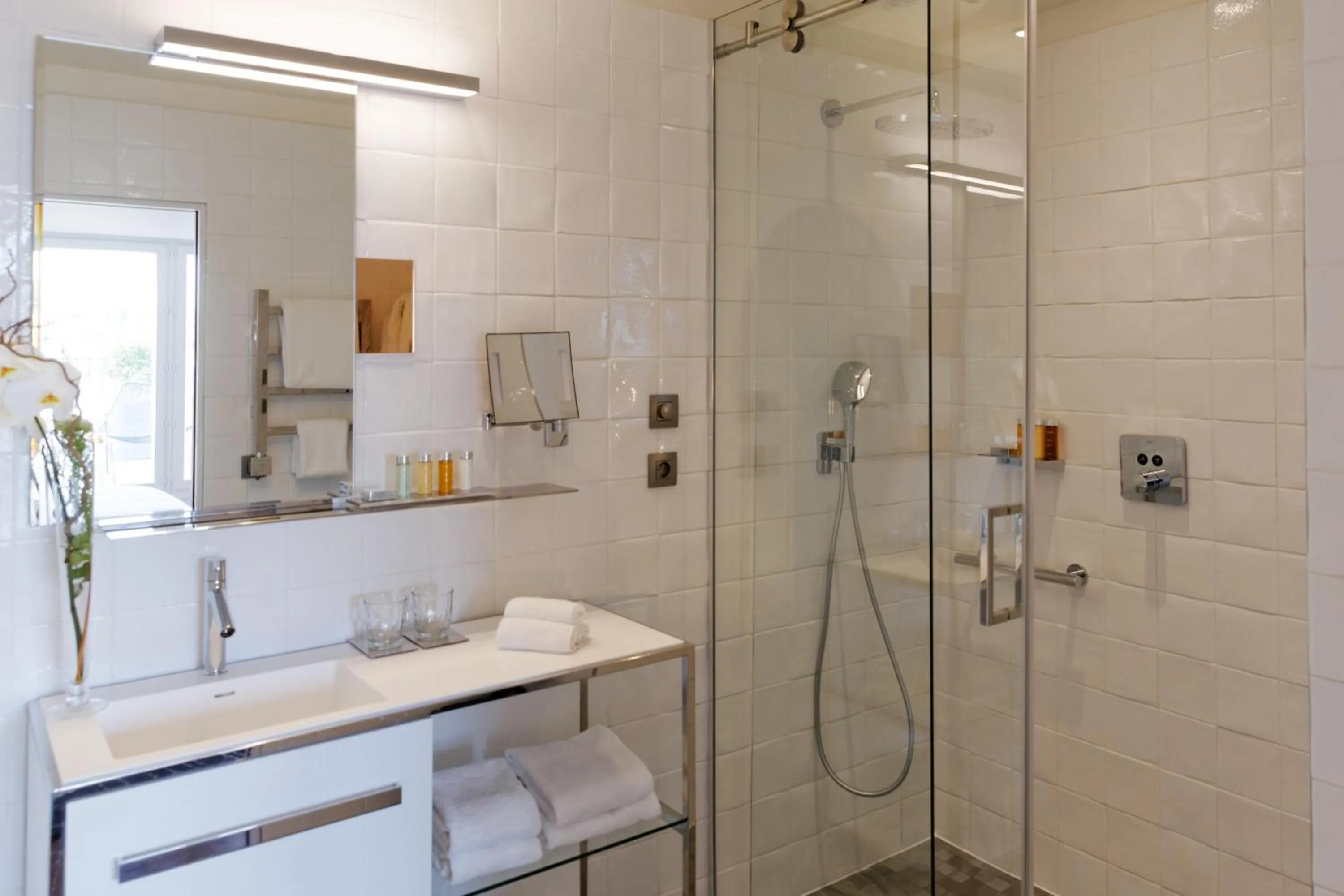 Shower in Boutet Bastille Hotel Paris - MGallery Collection