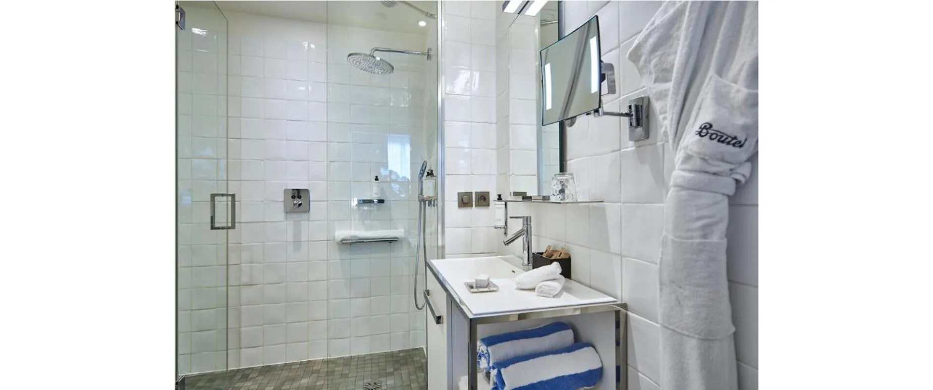 Bathroom in Boutet Bastille Hotel Paris - MGallery Collection