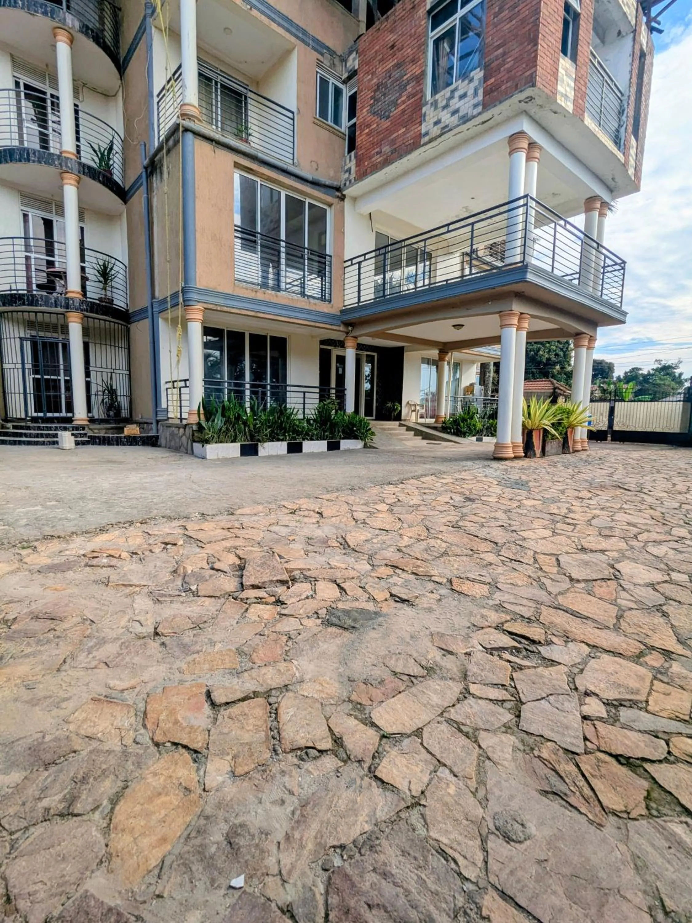 Hotel Royal Nest Entebbe