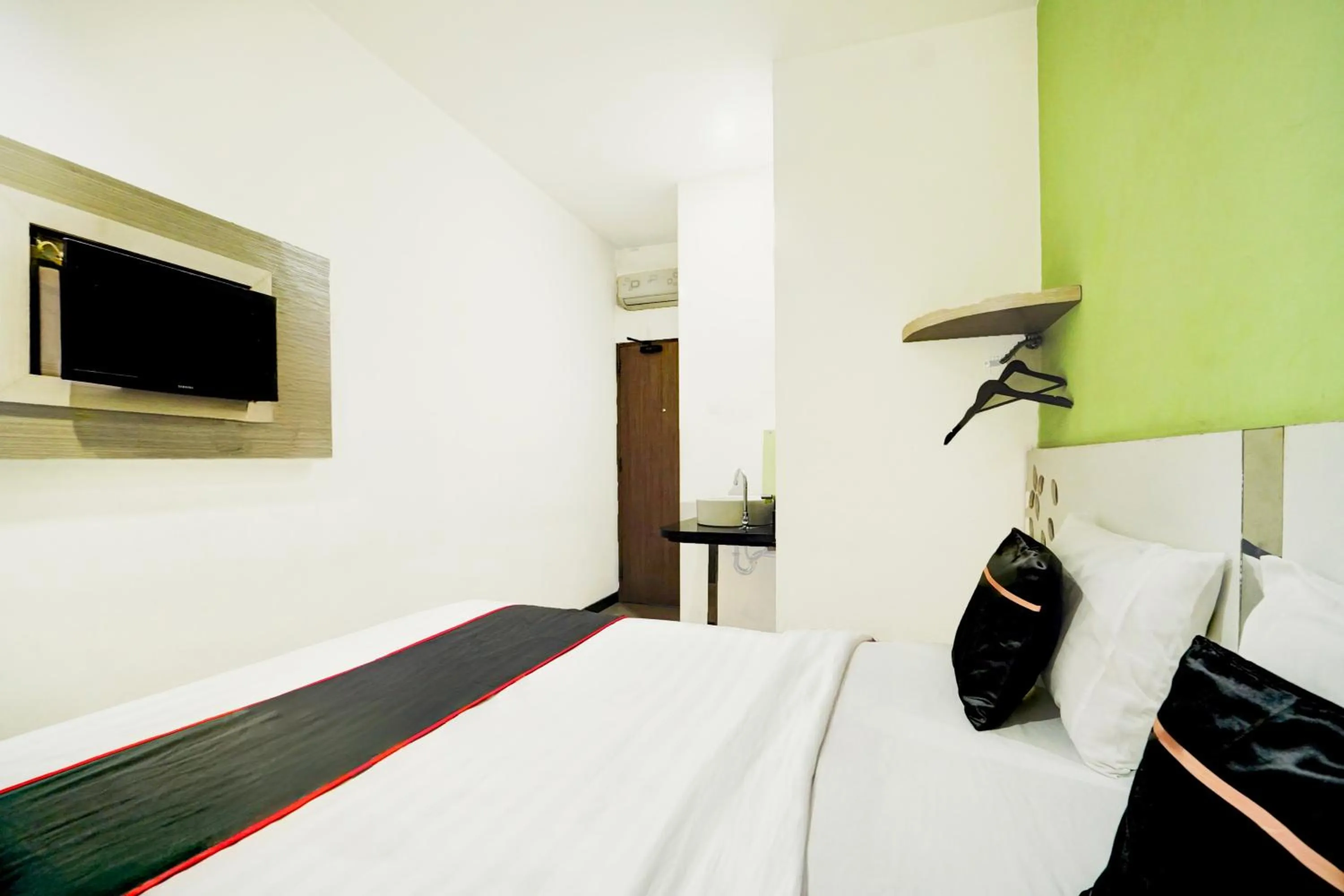 Bed in Hotel O Symphony Homestay Tlogomas