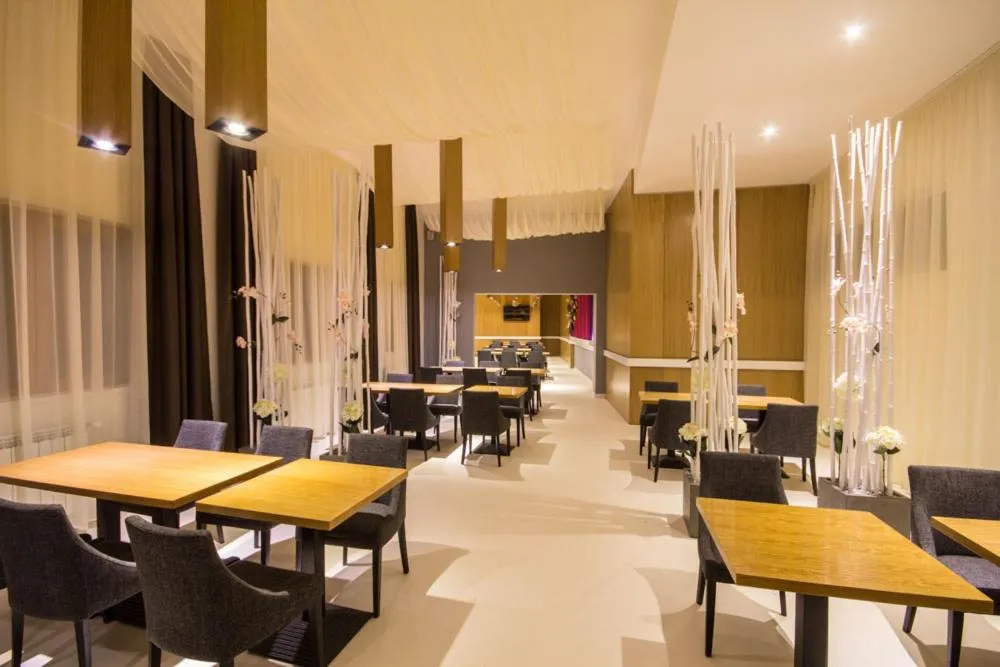 Restaurant/places to eat in Pensiunea Art 1000