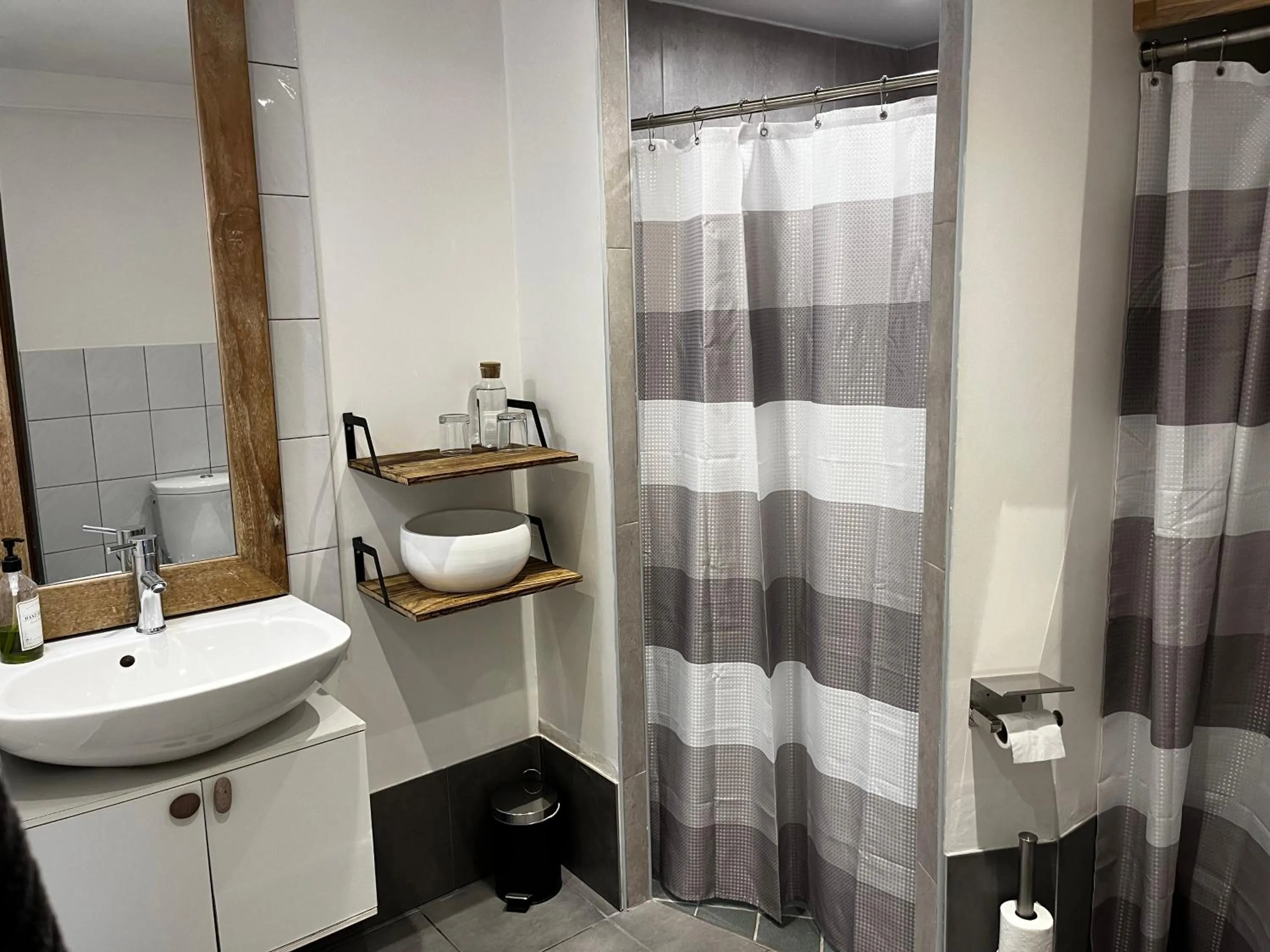 Shower in Skylark Bed & Breakfast